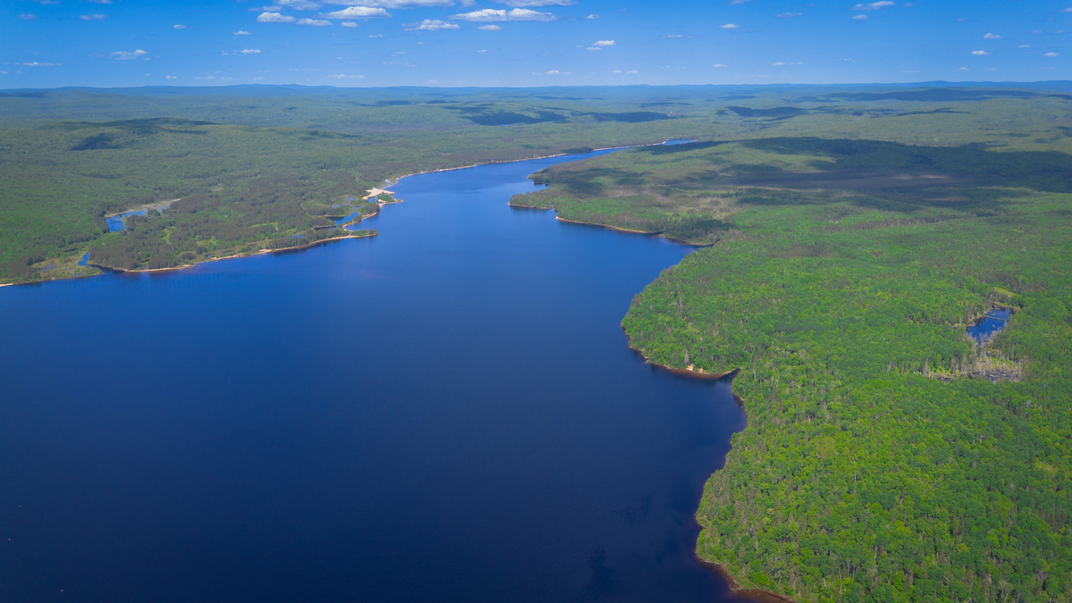 五大湖分别是哪几个？它们的总面积是多少？滋养了多大面积？最终流入了哪里？