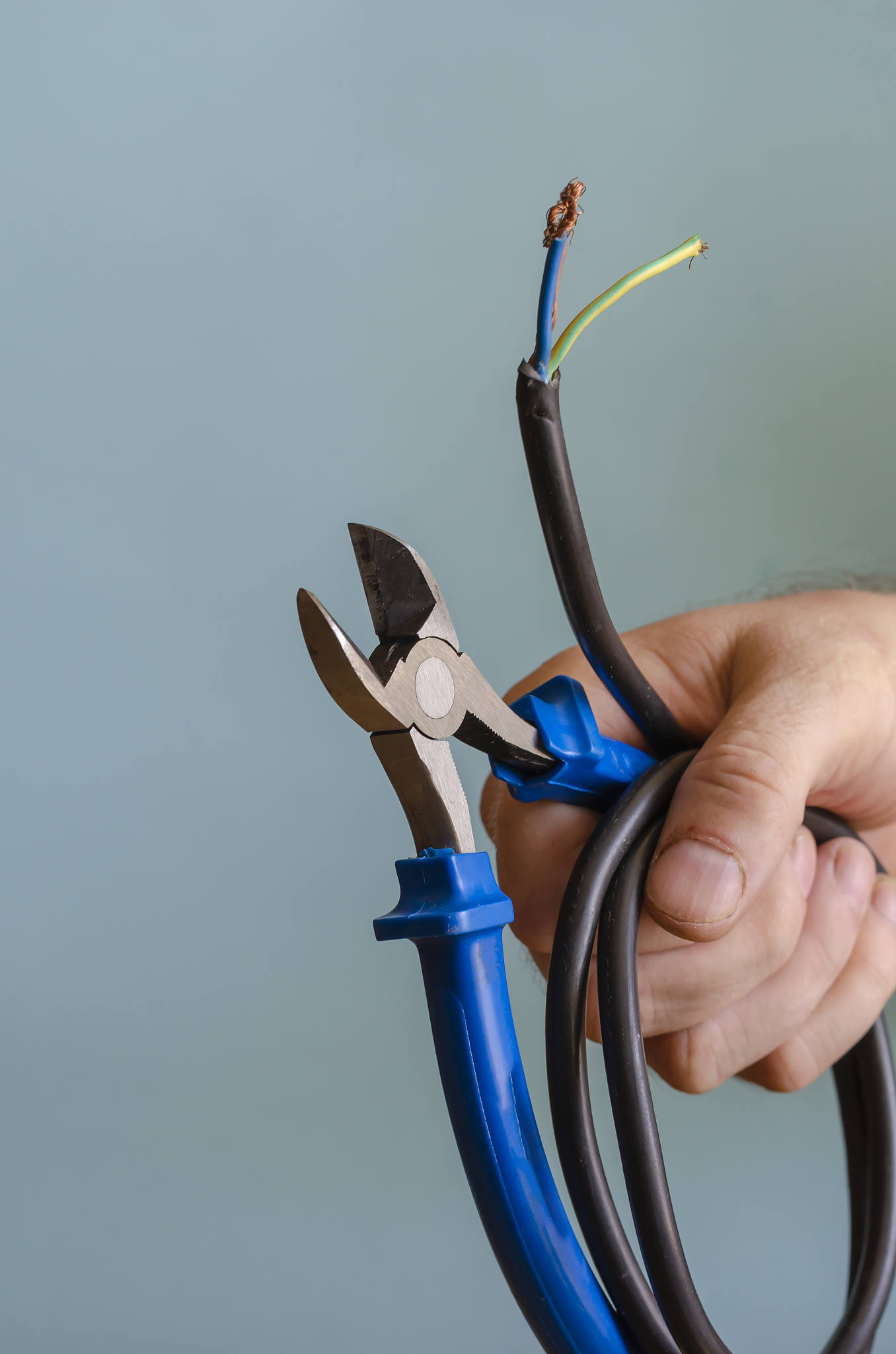 手持电动工具绝缘电阻、电源线选择、无电确认、接地、噪声标准、锉刀放置、铣床快速进给、数据传输线装卸、化学品混合与安全操作