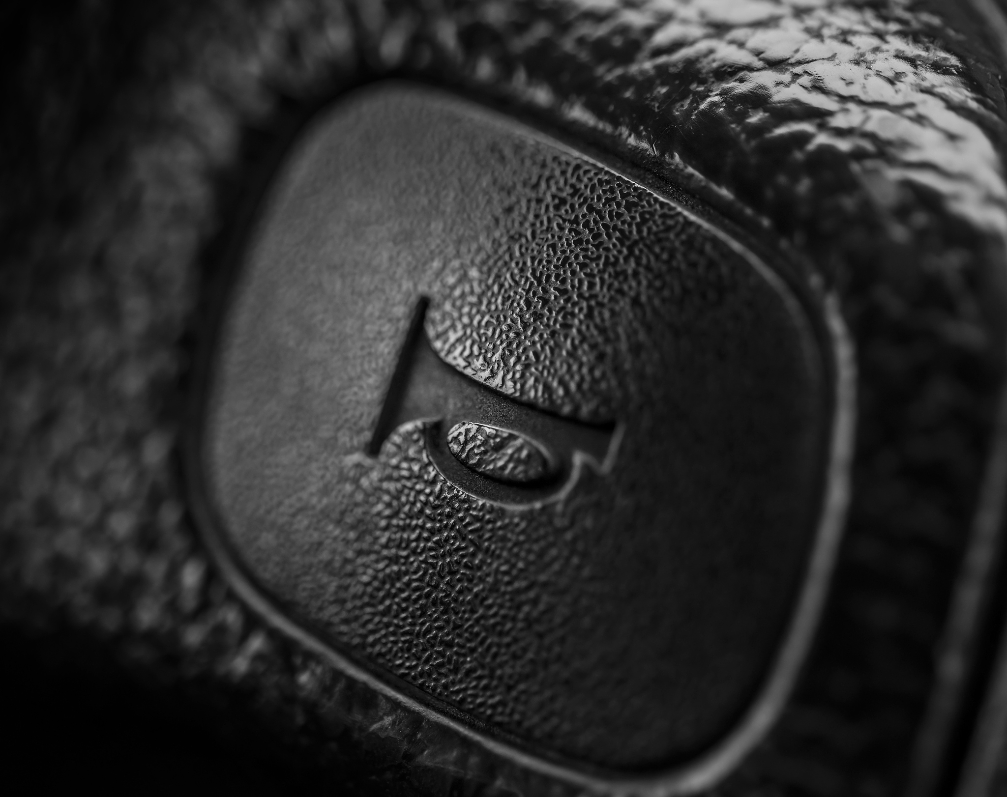 car horn on a steering wheel