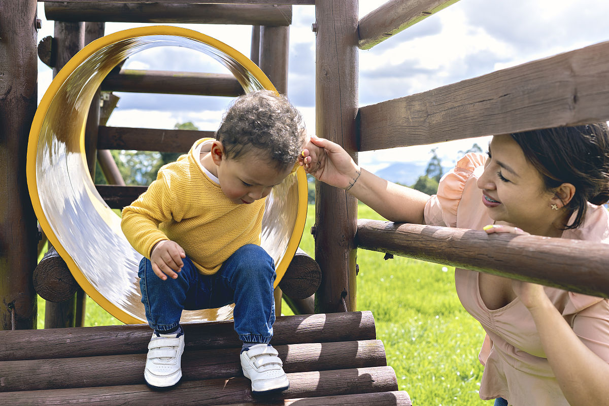 小朋友勇敢克服困难