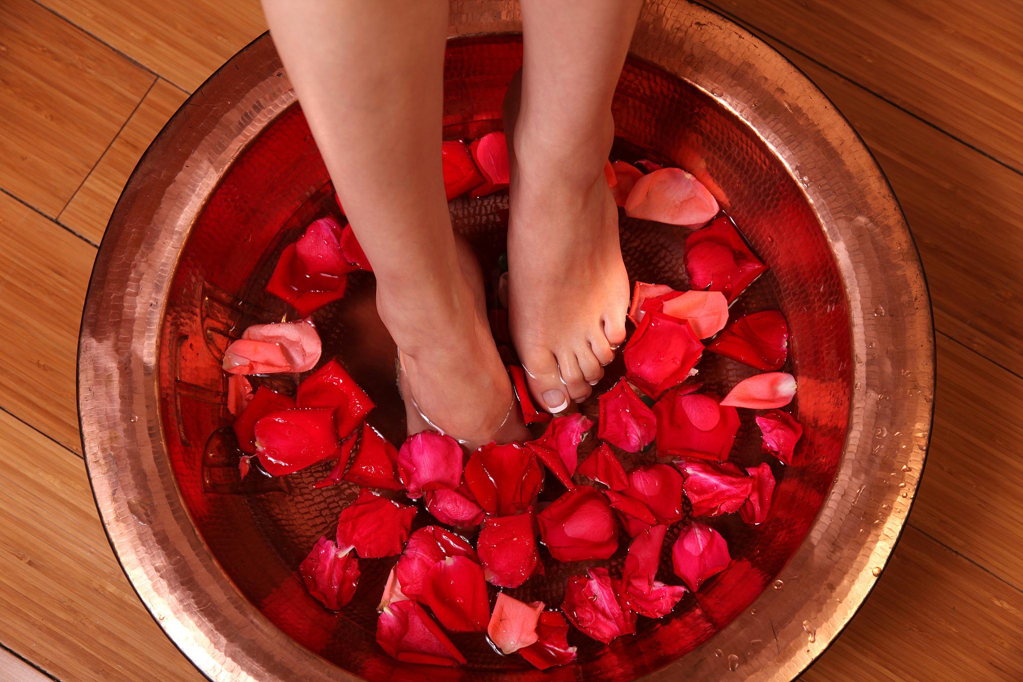 夏天泡脚的好处：缓解疲劳、促进循环、增强免疫力