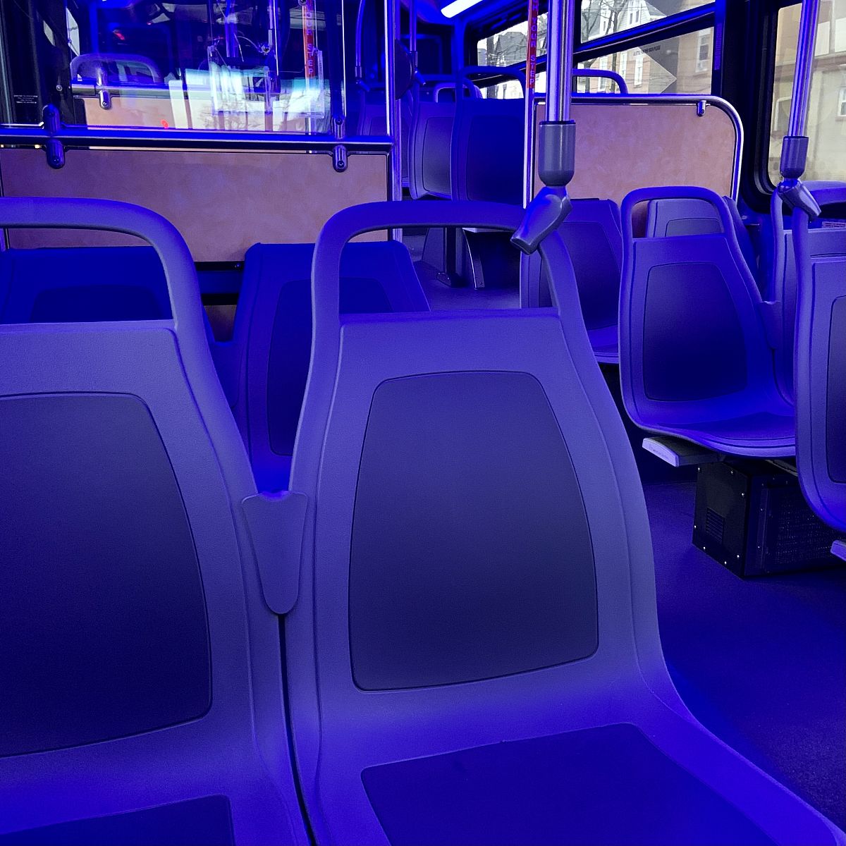 大巴车和小巴车分别有多少个座位？ - Passenger Seats on Buses