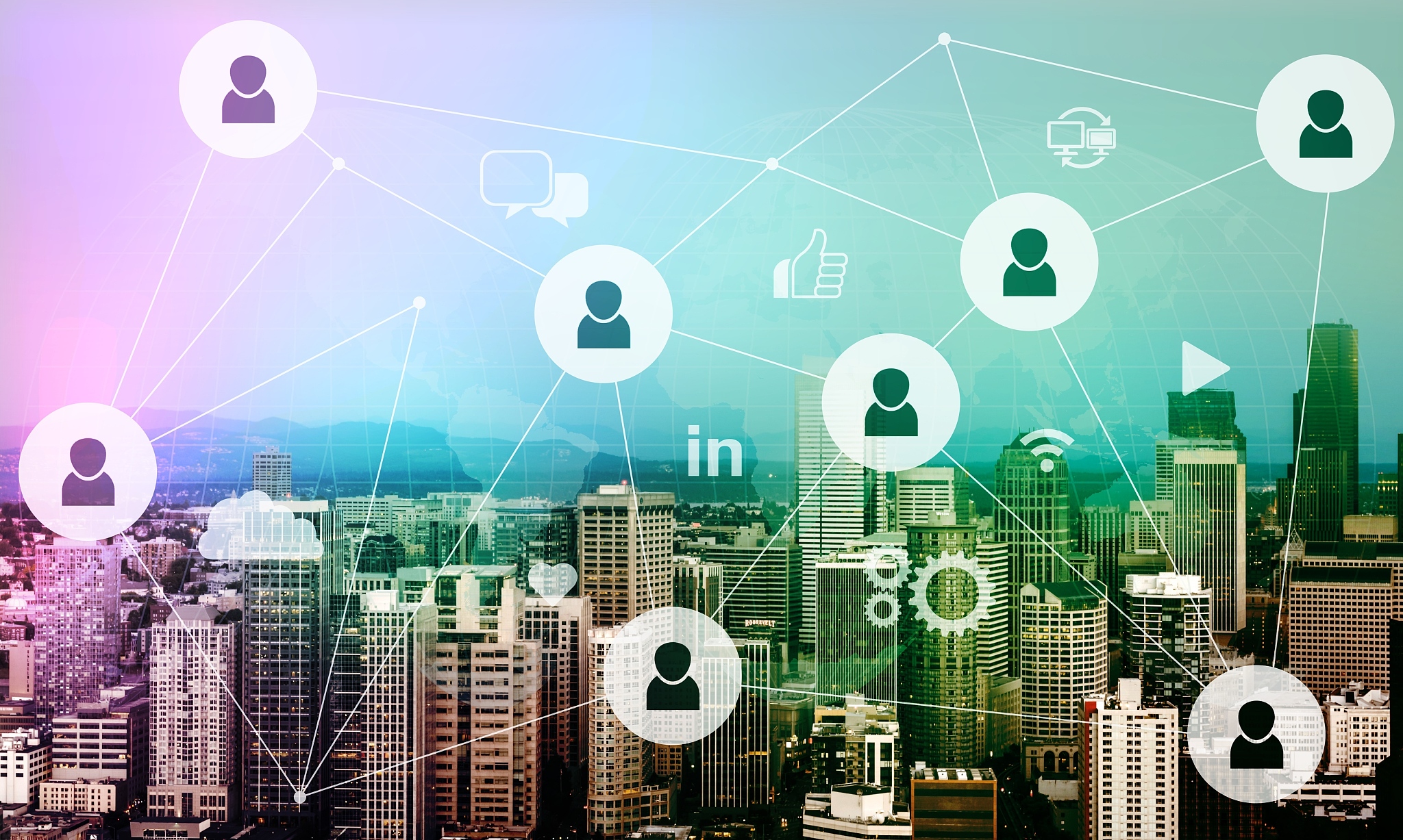 请改写以下段落让其逻辑清晰重点突出：信息技术的崛起互联网+公寓模式携手长租公寓。由于大数据分析和人工智能等新技术对网络、大数据的加持已经打破了传统的租赁模式。从最初的出租信息发布的网站到如今的长租平台。互联网+公寓有着广阔的市场空间。基于020模式为它赢得了市场地位。使用AI算法可以实现一对一的信息配对、房屋甄选、服务管家、智能家居管理等方面的应用大大降低了长租公寓的运作成本。消费者只需要在手机下