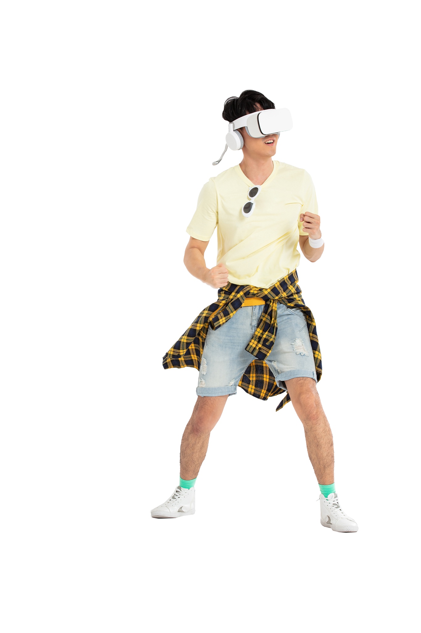 带着vr娱乐互动的年轻男生