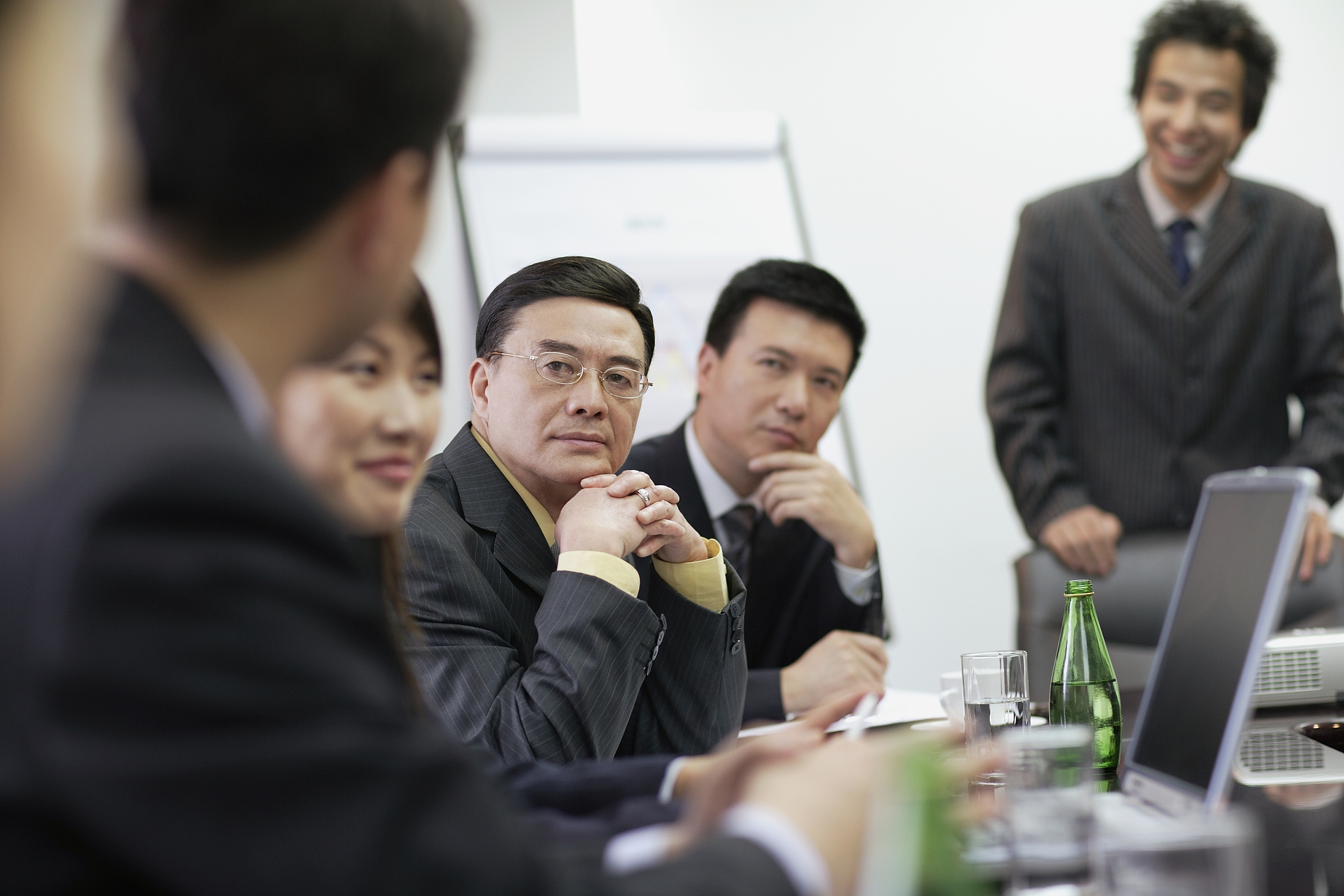 撰写一篇05-1万字的《行业人物访谈报告》。选择三位你未来择业、创业或升学的目标行业、专业领域的从业人物进行访谈从行业特点、工作性质、工作经历、工作内容、行业发展前景、福利薪酬、工作感悟等多角度开展调查访谈拟定访谈提纲整理访谈记录并撰写访谈报告