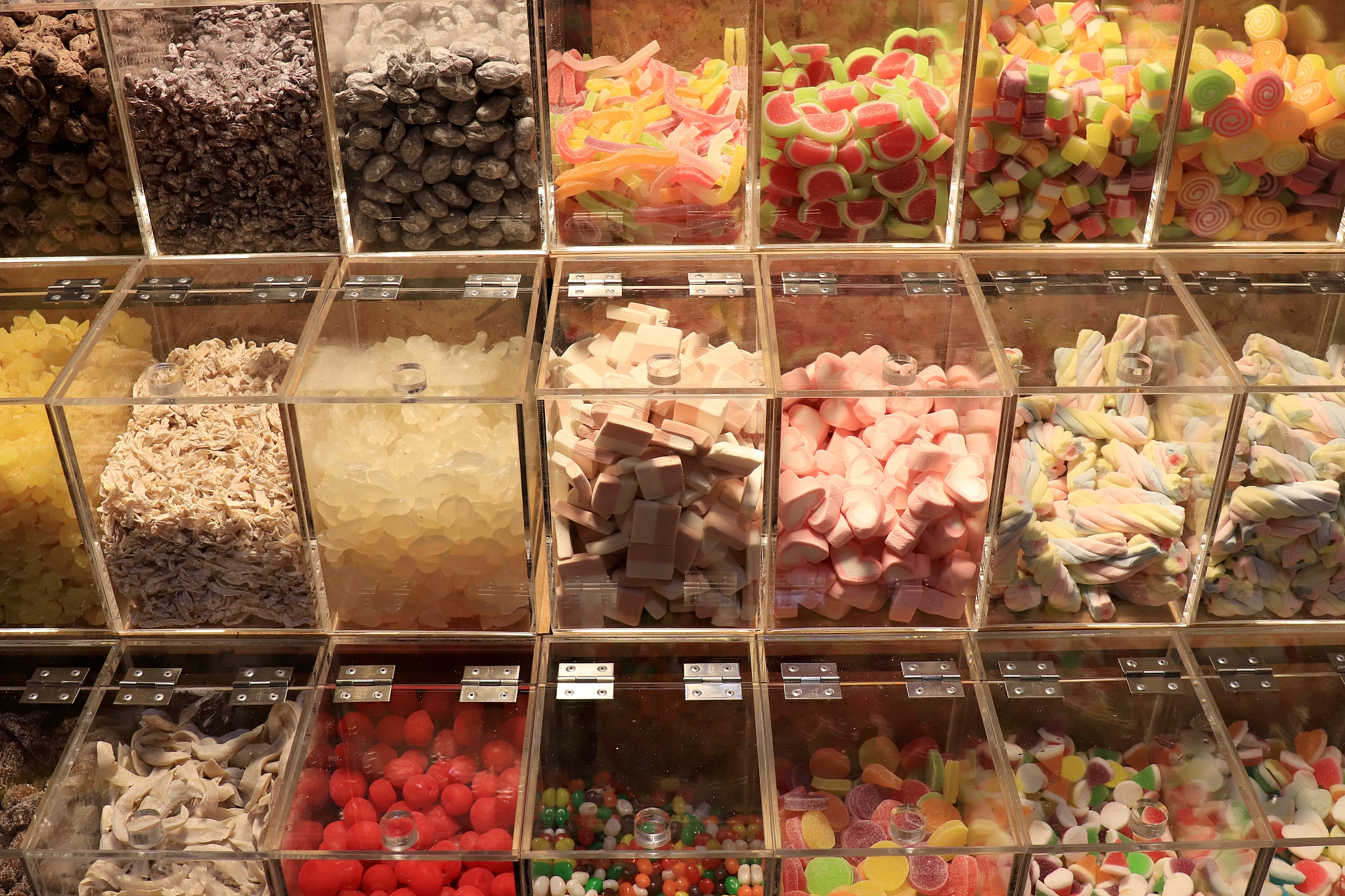 市中心新开零食店，美味佳肴应有尽有！