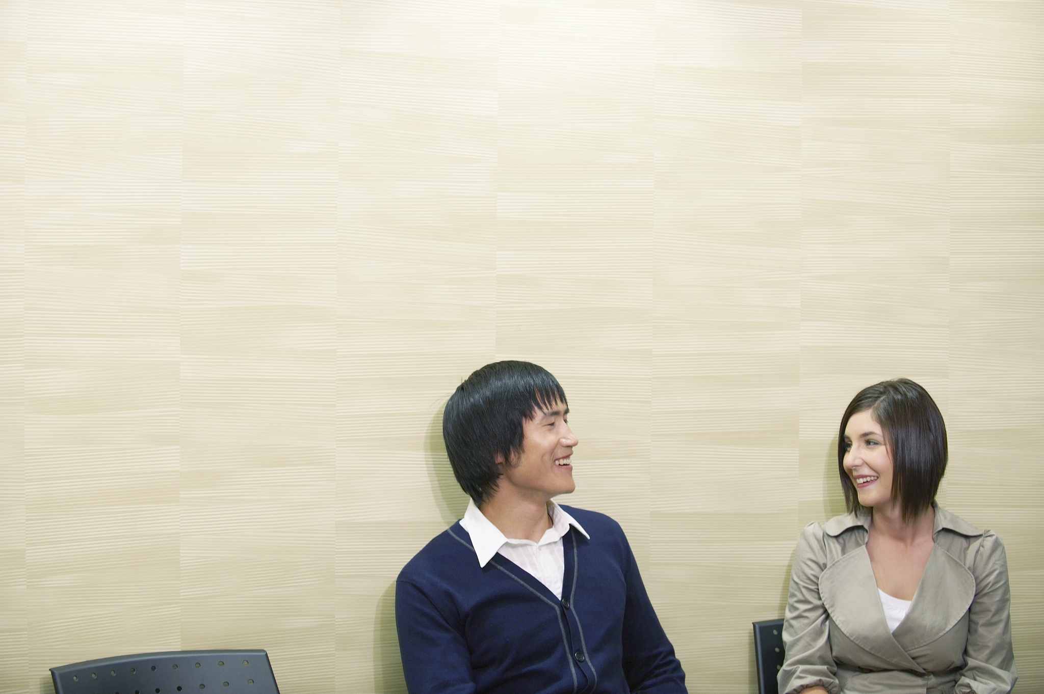 对视面无表情是不喜欢，