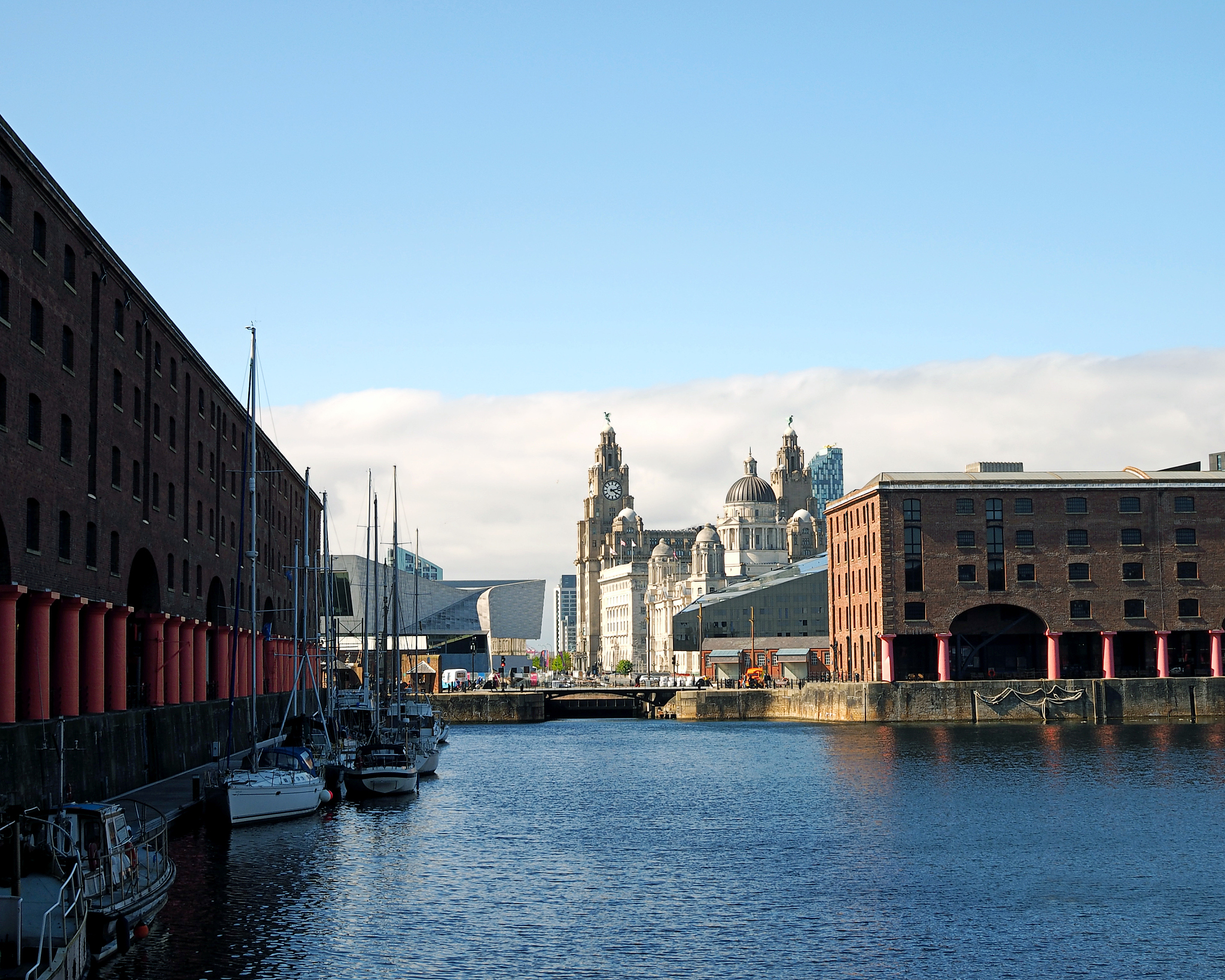 利物浦 - 英国历史悠久的港口城市，文化、音乐和足球的中心