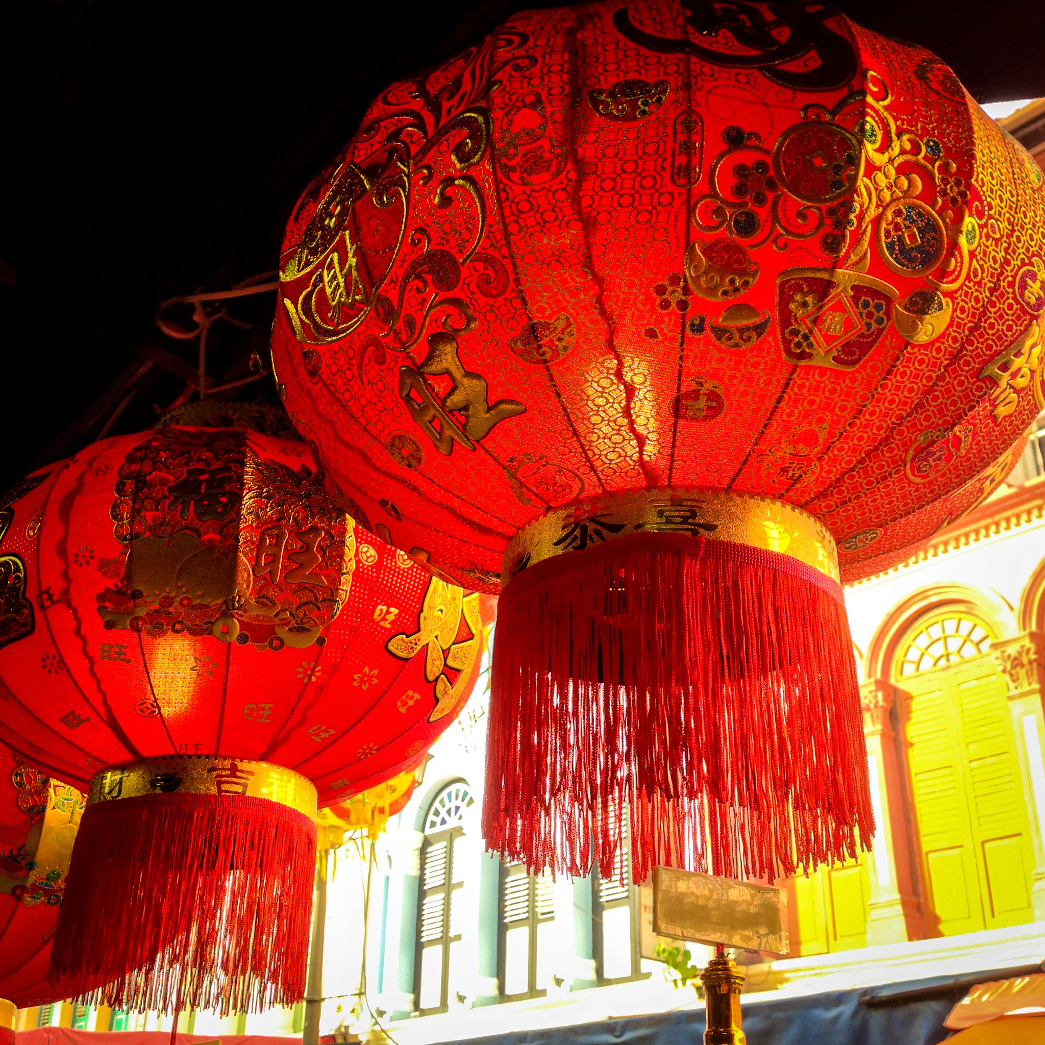 通过灯笼这个文化与消费者的行为关系帮我用200字详细描述