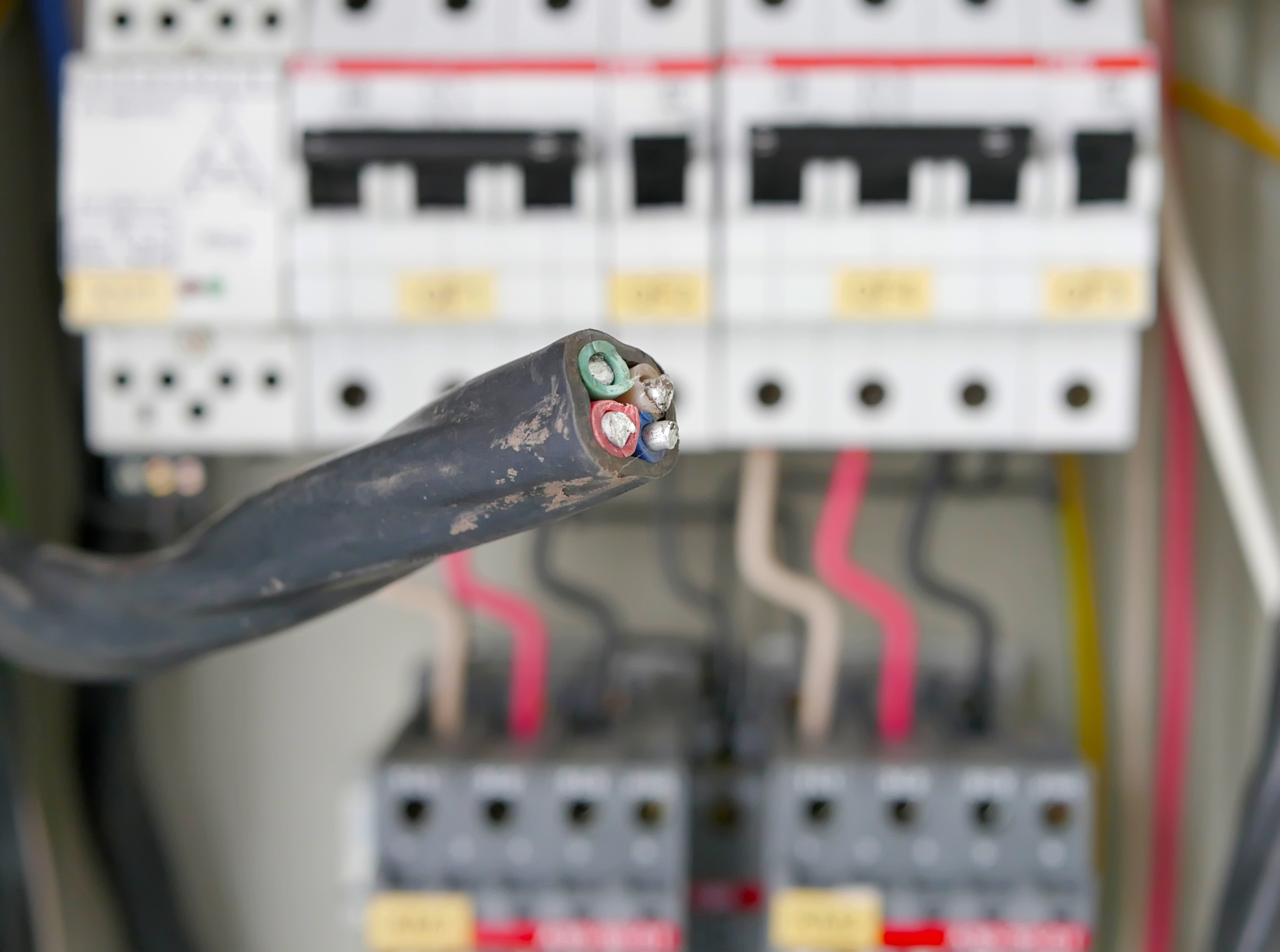 A、C 相电压线对调，互感器需要调整吗？