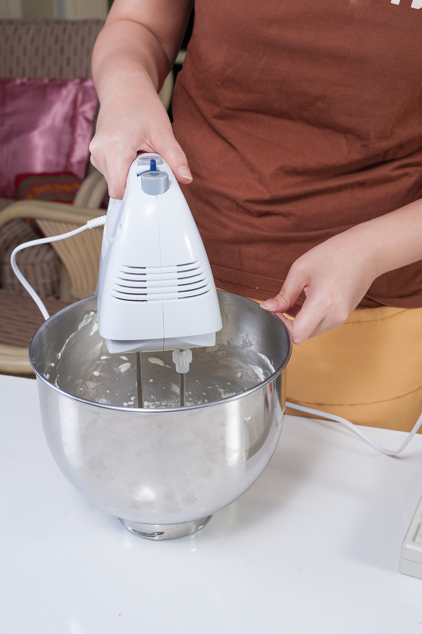 冬天到了大家都喜欢在家打火锅实惠又美味但是一桌子火锅要准备东西可不少大量蒜末是其中一个必备的调料。我家入了这个超级便宜的家用压蒜器之后一整个提升了备菜的流程刀锋很锋利打蒜速度很给力基本上按动开关之后10s内就把完整的蒜能打成沫了除了蒜末听说是辅食绞肉酱料都可以绞哦超喜欢！模仿上面文字介绍一款手动搅碎机。字数在100字左右言简意赅通俗易懂