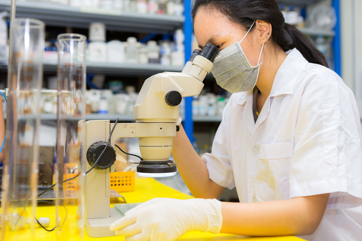 课题主持人对研究生的科研工作写出评语包括在课题研究中的态度、工作量、完成质量及工作能力等。