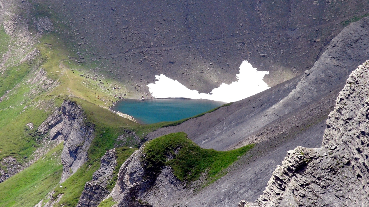 夏季,从施尔特峰顶俯瞰美丽的山口湖景.