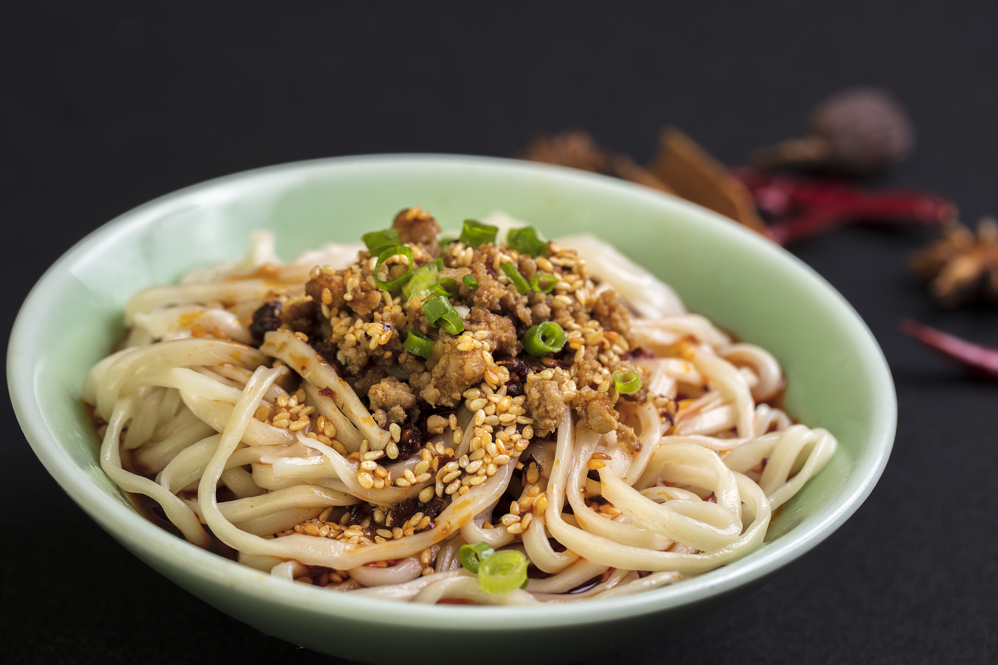 藤椒担担面诗：椒香四溢，千层锅盔，酥香可口