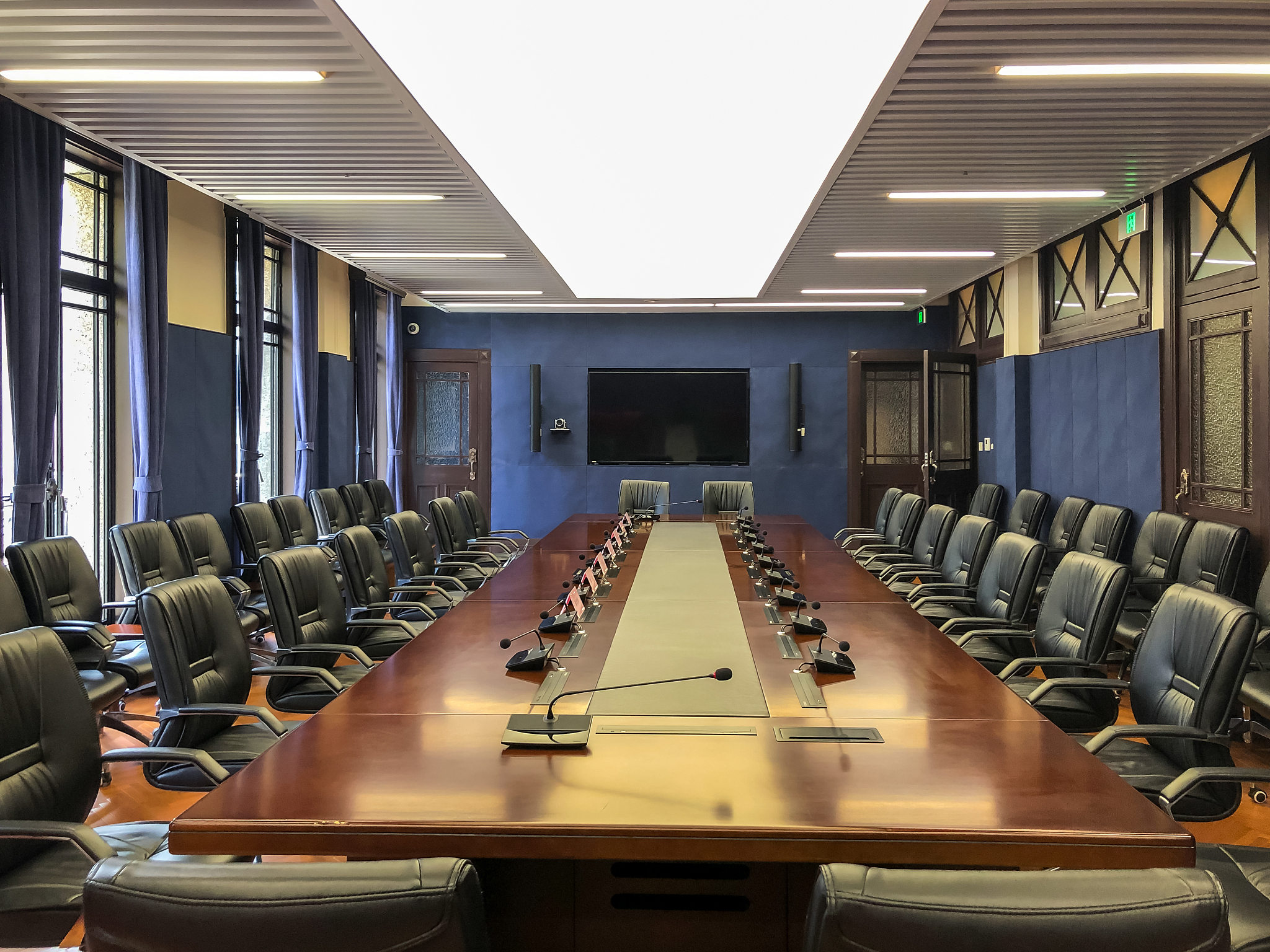 经参会人员热烈讨论对于新建宿舍楼的事