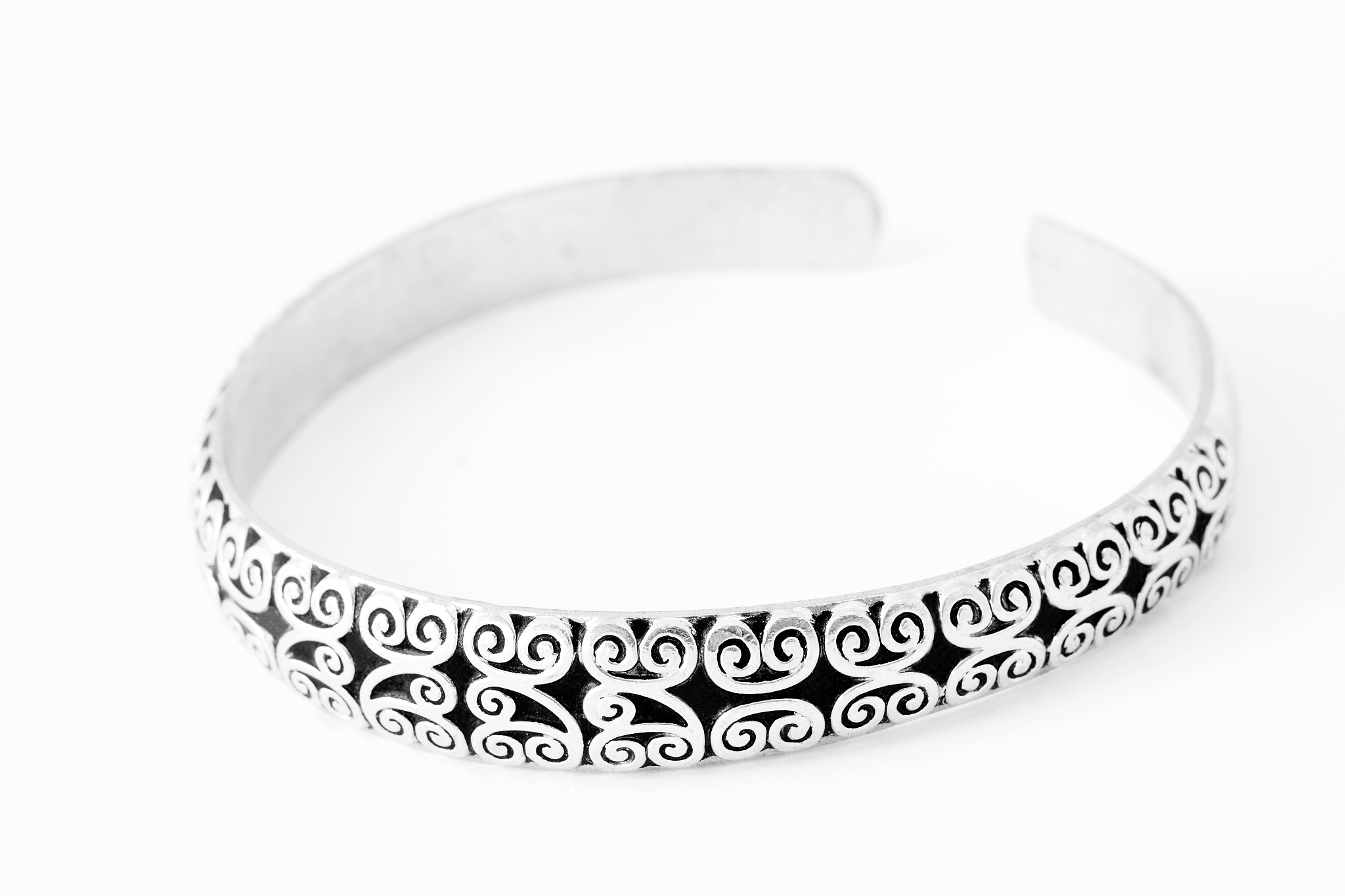 银手镯价格多少钱？ - 了解不同款式价格参考