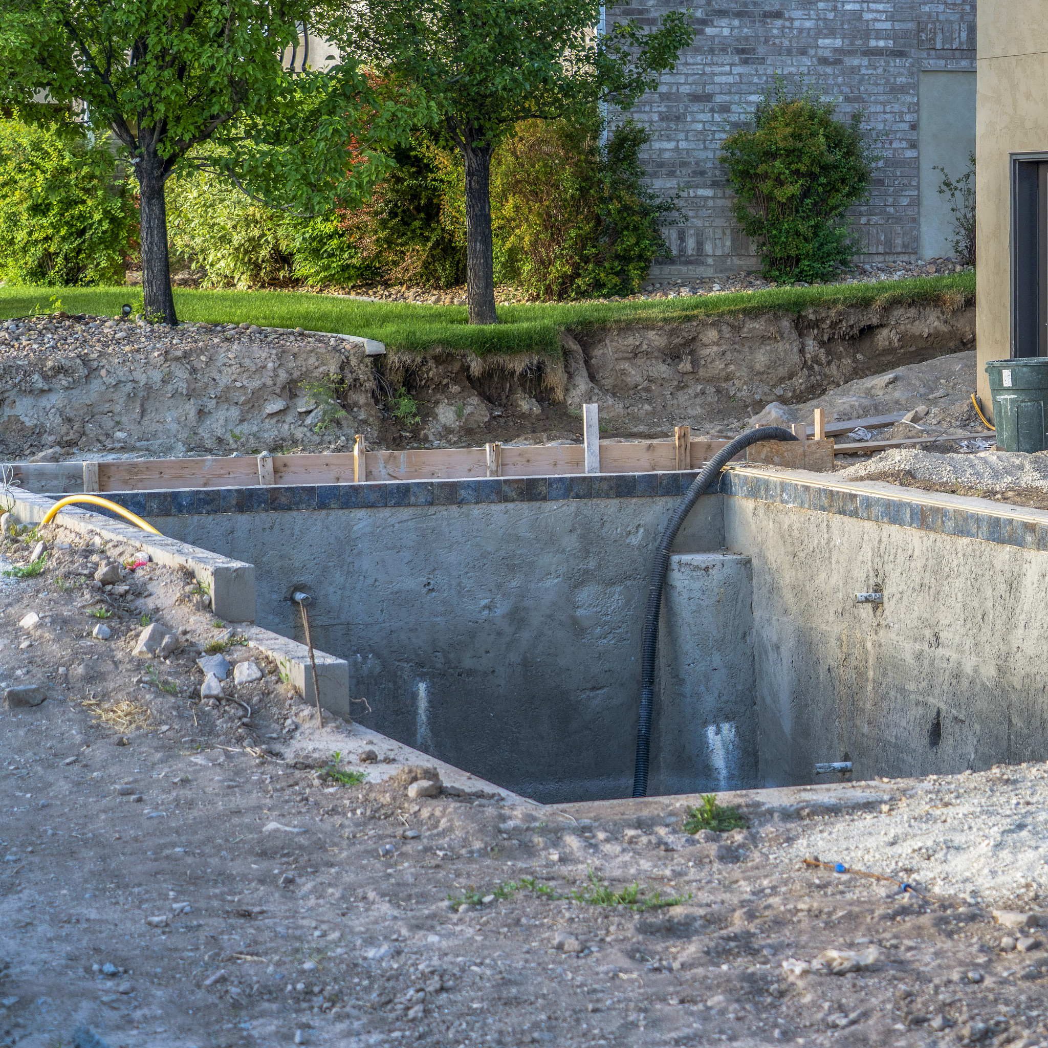 溢洪道导流设计施工原则：保障安全高效运行