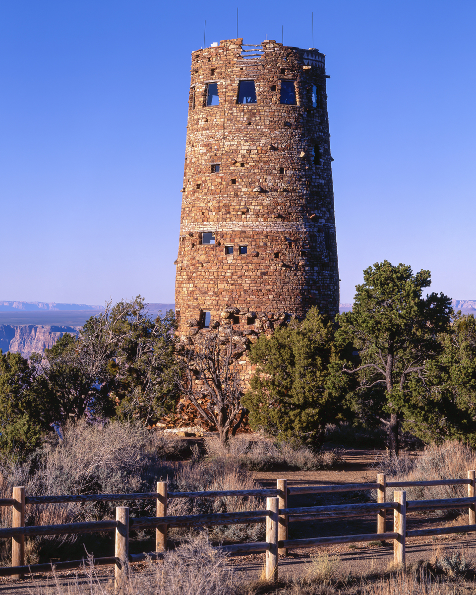 堡垒堡垒是一种防御性建筑物通常用于保护城镇或军事设施免遭敌人攻击。它们通常由高墙、壕沟、城门、瞭望塔和堡垒等构成可以提供起居、储存食品和武器以及提供军事防御的设备。在战争中堡垒可以为守军提供有利的地形防止敌人进攻并发动反击。在现代战争中堡垒已经不再是主要的防御手段但仍然在某些国家和地区被用作文化和历史遗产。堡垒英文翻译
