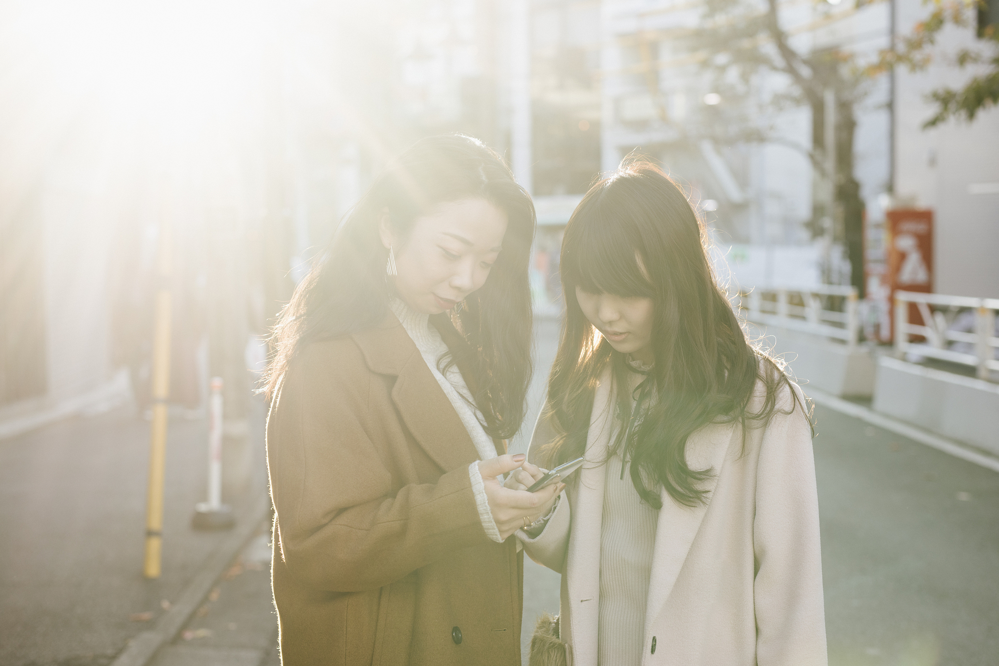 优化下面的文章停车后我和庄之白下了车他高大威猛走了几步就远离了我让人误以为他是我的父亲。本来我想小跑跟上他但他停下来回头向我伸出手。如果是半个小时前他对我这么体贴主动我一定会很高兴但现在我觉得他只是在怜悯我或许还在心里认为我是没有主心骨的废物。不过爱上一个人就是从心生怜悯开始的。我们手牵手往病房走去虽然这种时候还想着情情爱爱有点大逆不道但我觉得我的父亲一定能理解我。五分钟后算了别理解了。我以为从阳