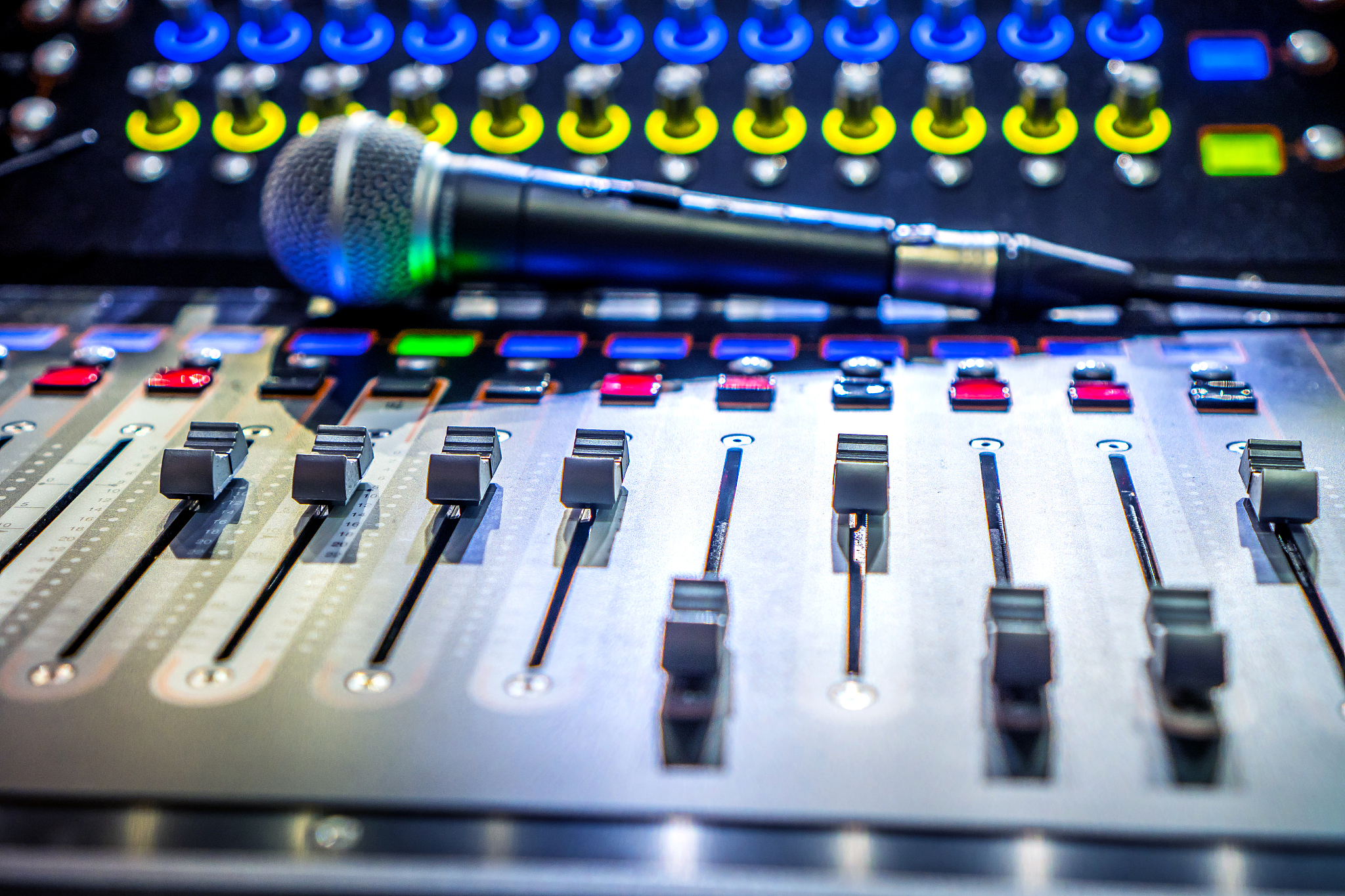 如何录制自己的歌曲：专业技巧和步骤指南