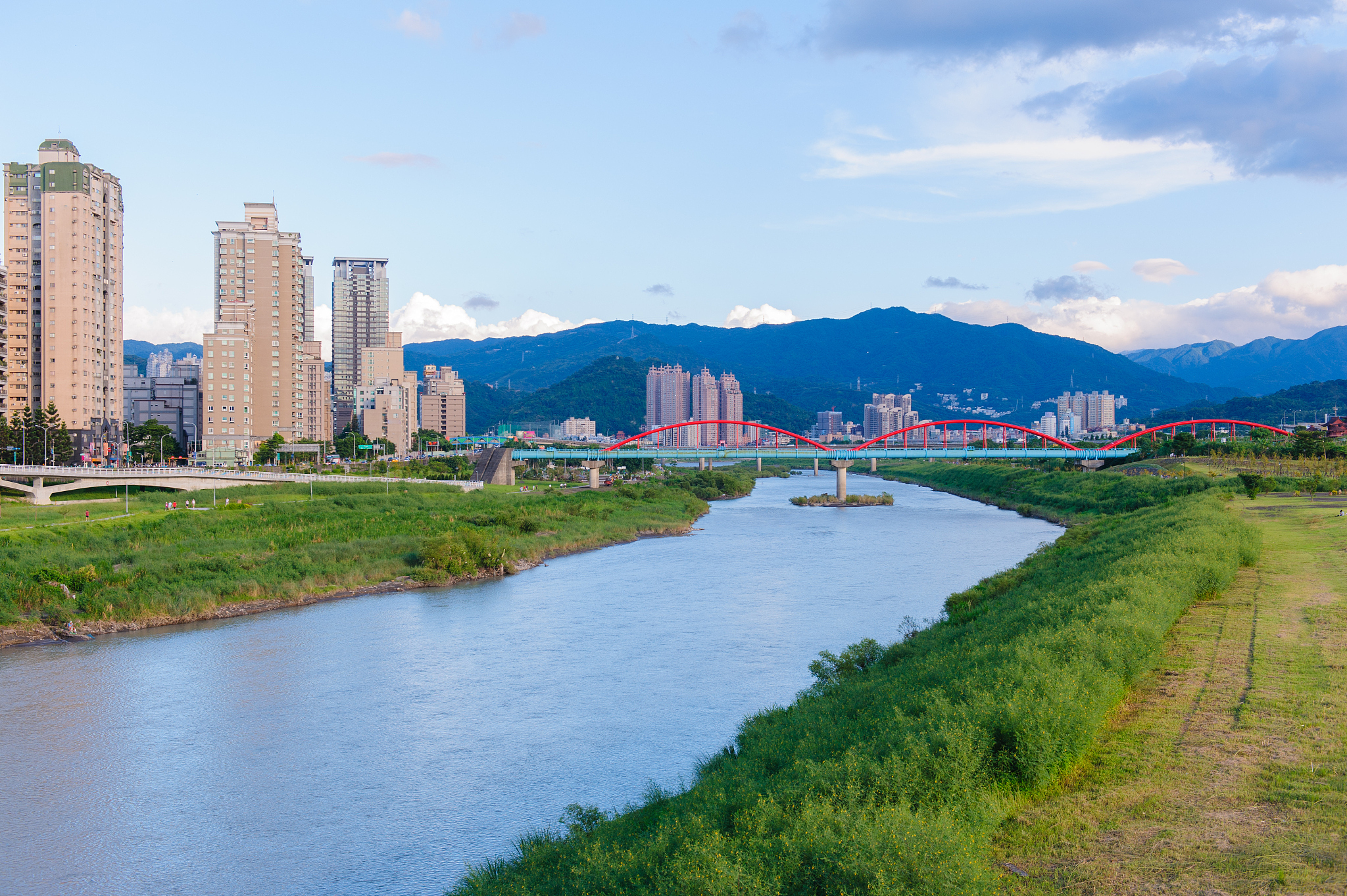 beautiful bridge in taipei
