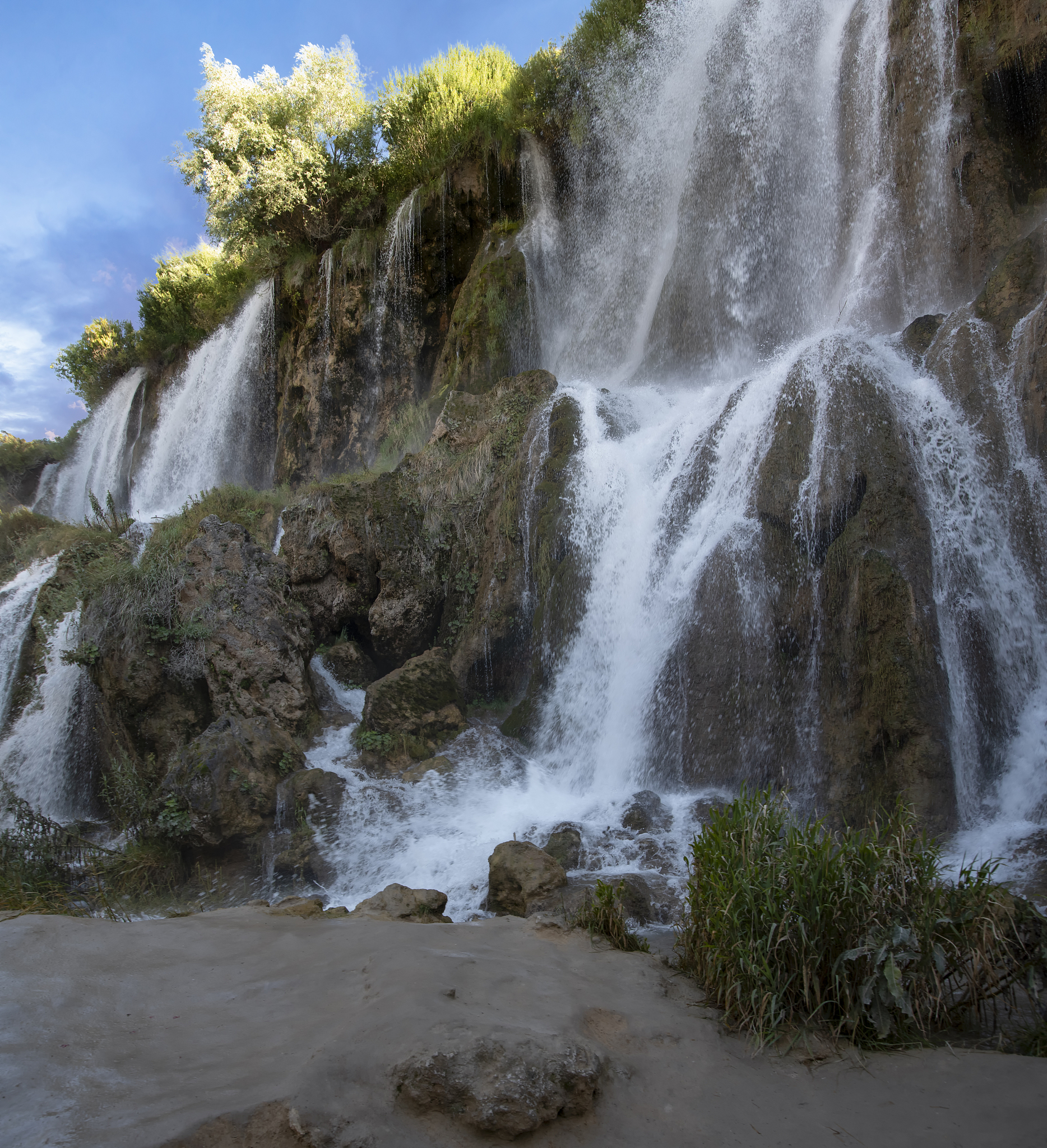 写一首包含瀑青山的诗词
