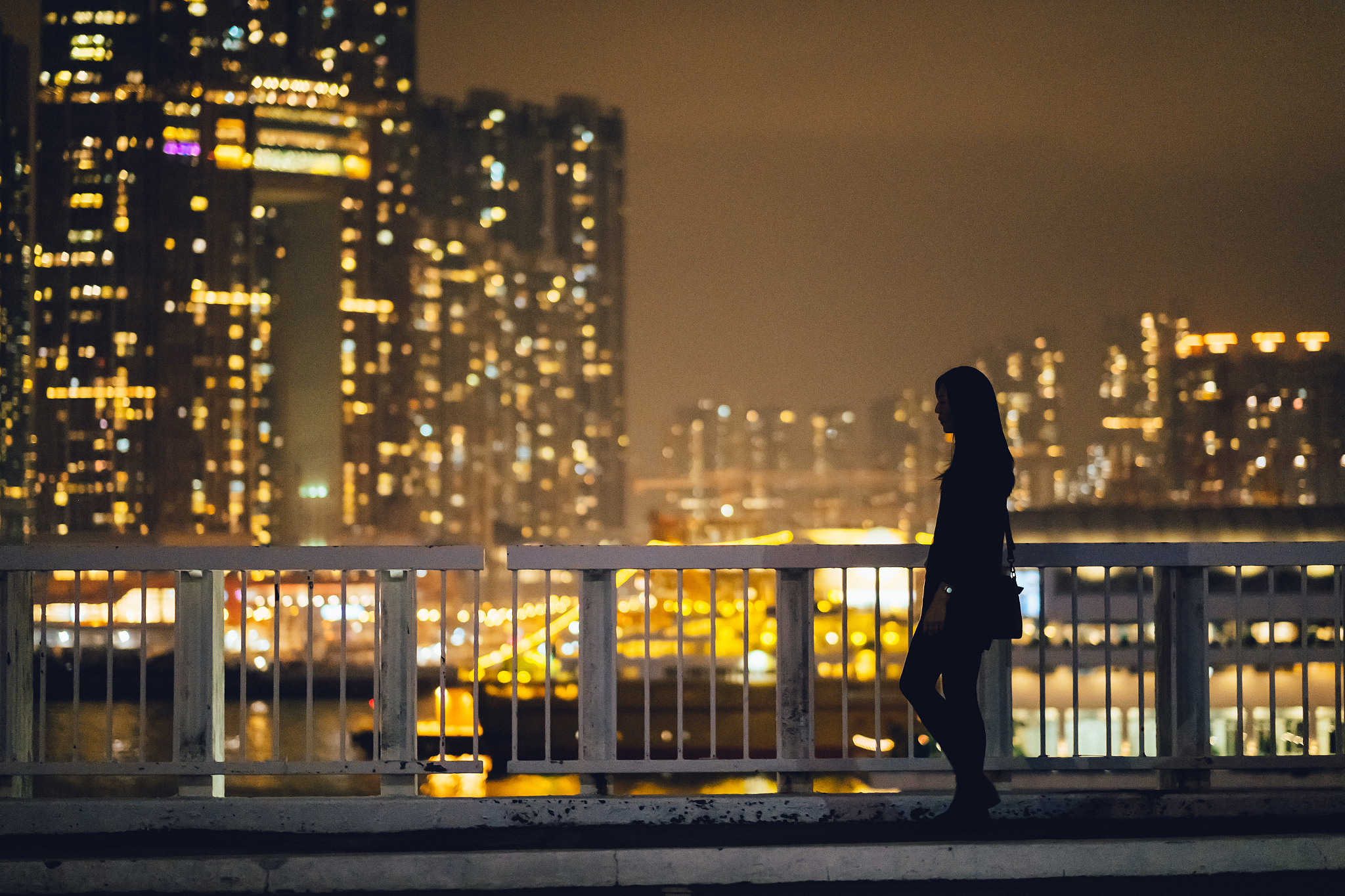 夜色中的城市：繁华与孤独的交响曲