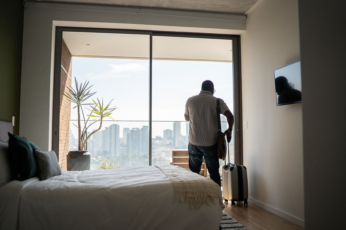 没有什么比一个害羞的男人入住酒店更让人伤心的了