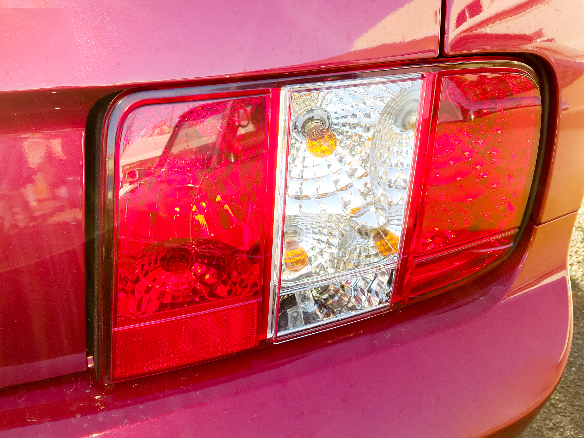 描述车的外观的关键词 前大灯、尾灯、雾灯、日行灯、氙气灯、LED灯、光线亮度、投射距离、照射范围、灯光效果 举例无需解释