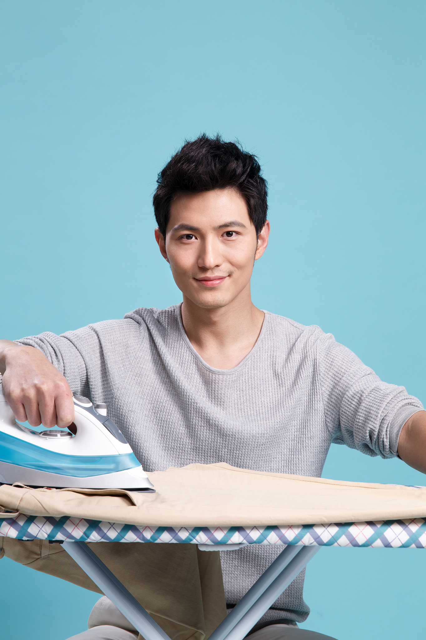 青年男人做家务