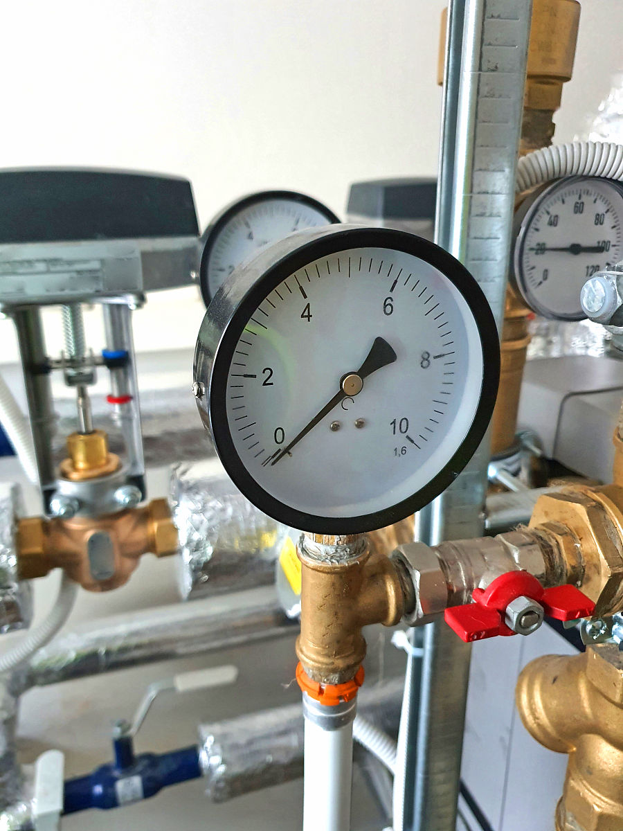 仪表管道仪表管道是指用于仪表连接的管道系统主要用于传递流体或气体进行测量、控制和调节。仪表管道一般具有以下特点：1 精度高：仪表管道需要精确地控制流量和压力因此管道的设计和安装需要保证精度和可靠性。2 可靠性强：仪表管道多用于工业过程控制中对运行的可靠性要求高因此管道的材质和连接方式需要经过严格的选择和测试以确保其长期运行的稳定性和可靠性。3 安全性高：仪表管道的流体或气体往往具有一定的危险性如易