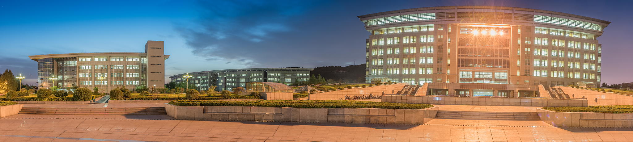 济南大学升华广场全景