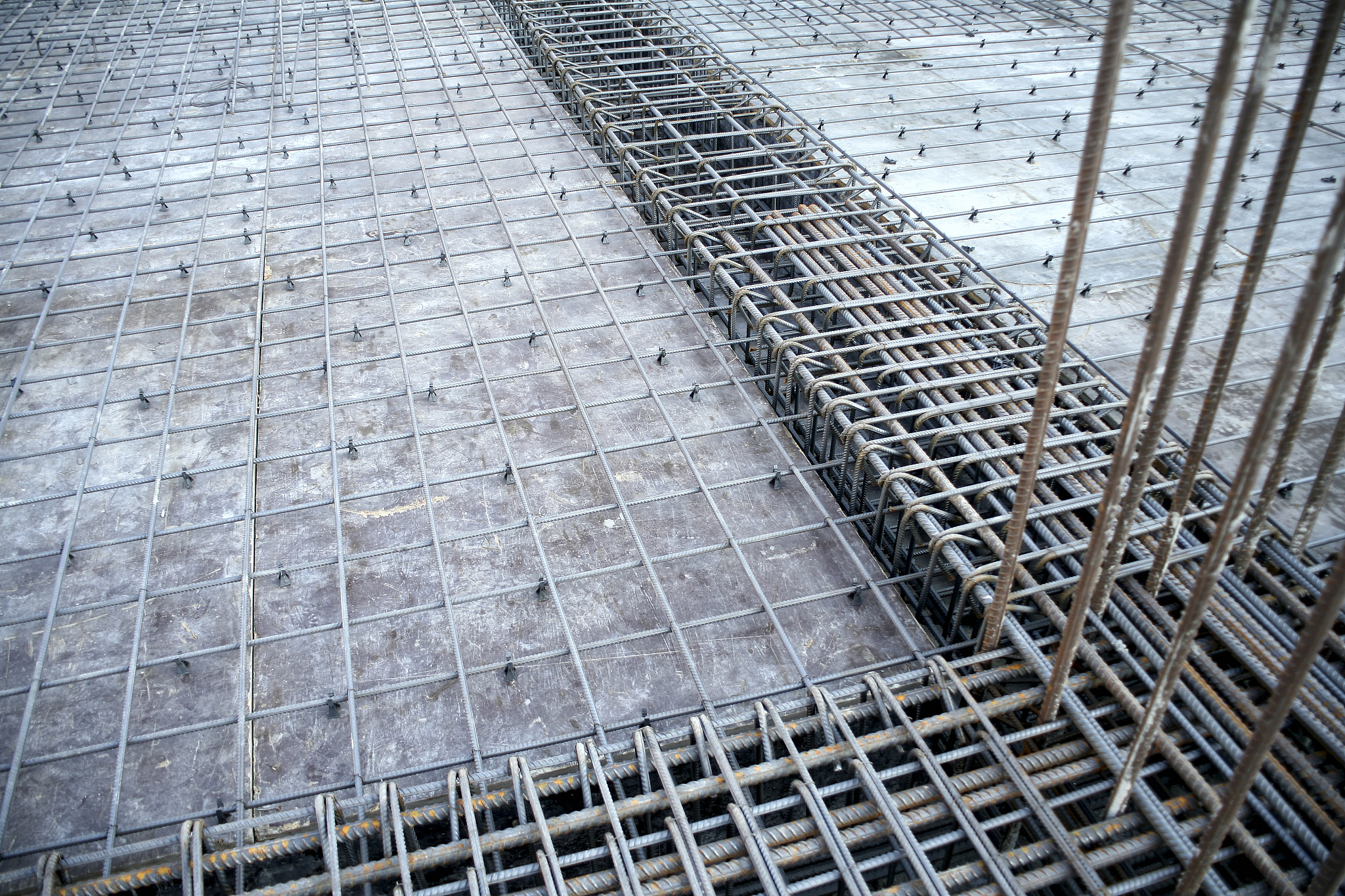 预制方沟盖板钢筋布置：长边20钢筋是受力筋吗？