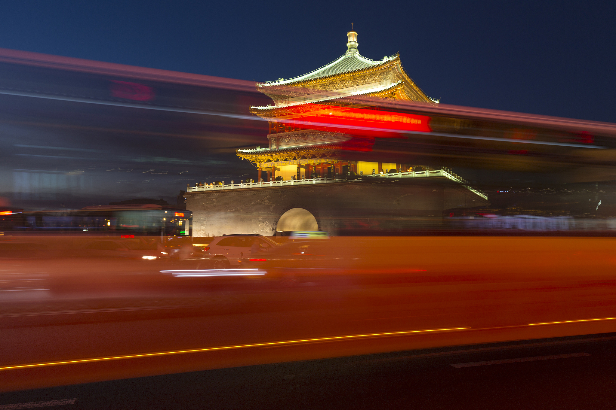 中国西安,城市地标钟楼和晚上的汽车光迹
