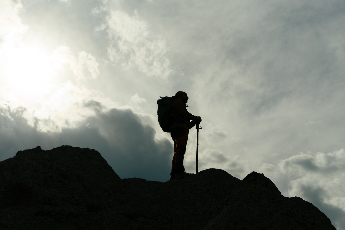 掐指一算今晚非常适合登山。这句话帮忙优化
