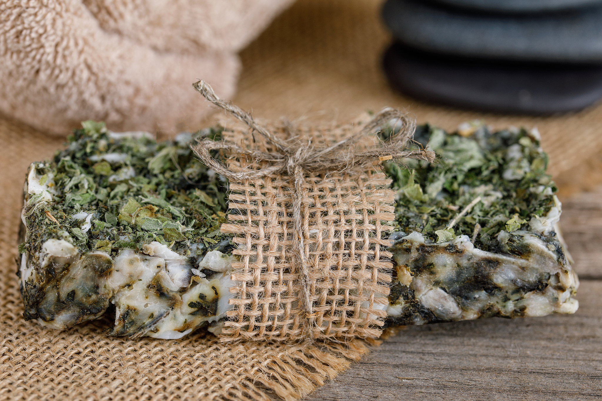 请翻译工厂有2个皂脚灌每次满了就会清空并进按罐容进行一次计量