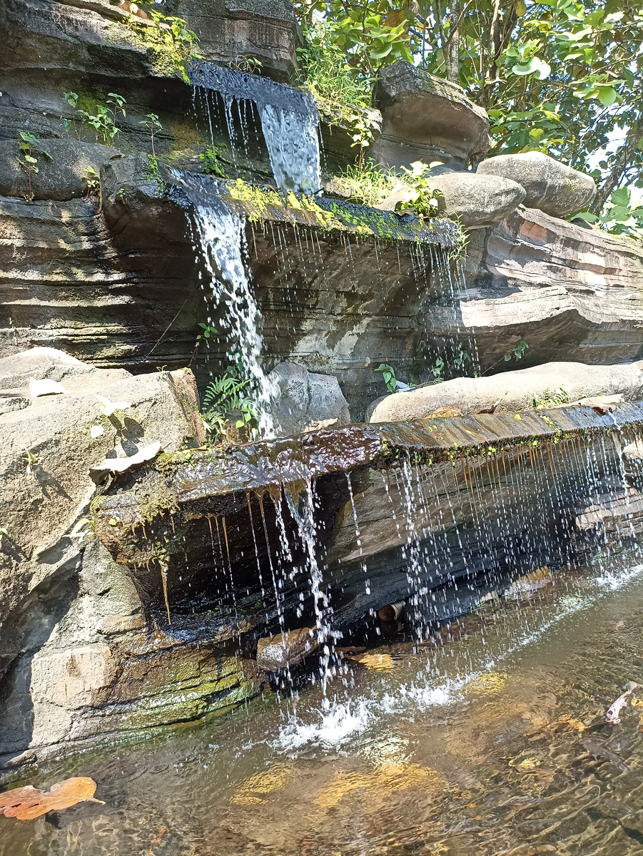 小花园设计主题为壹方洞天园中有石墙、瀑布水池、休息平台、云月图案的植物墙、镂空景墙给以上景观元素命名