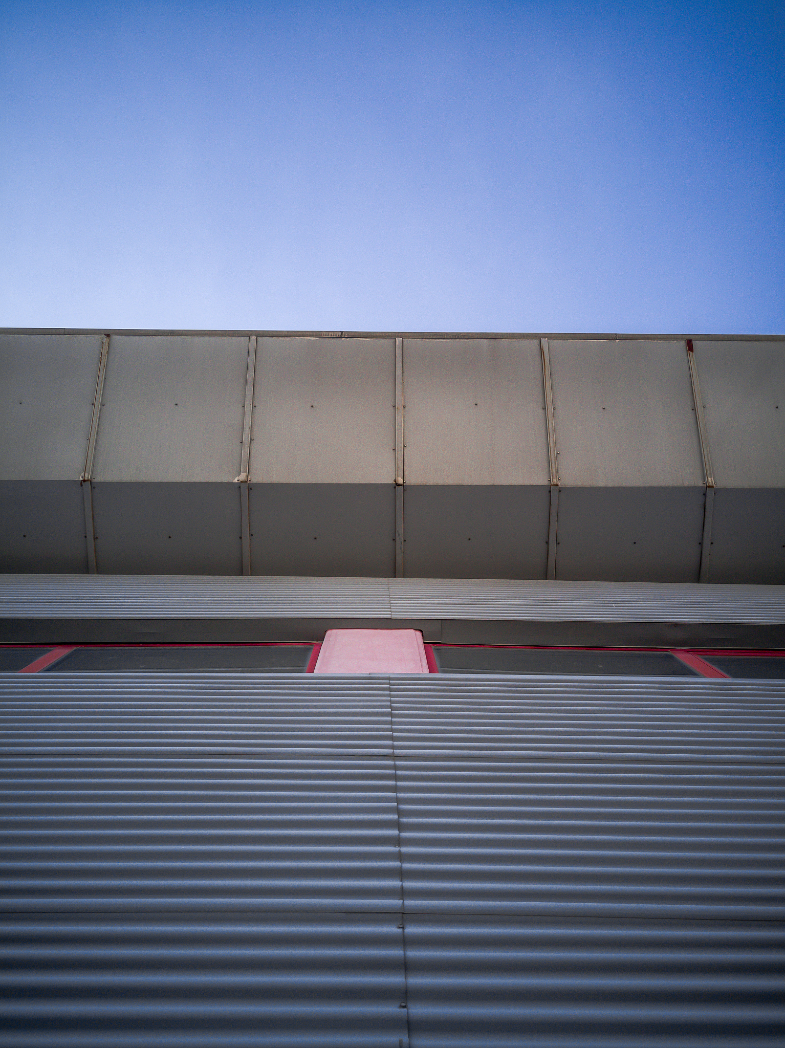 上海卢班通风：圆拱型侧开排烟天窗专业安装，经验丰富，品质保证