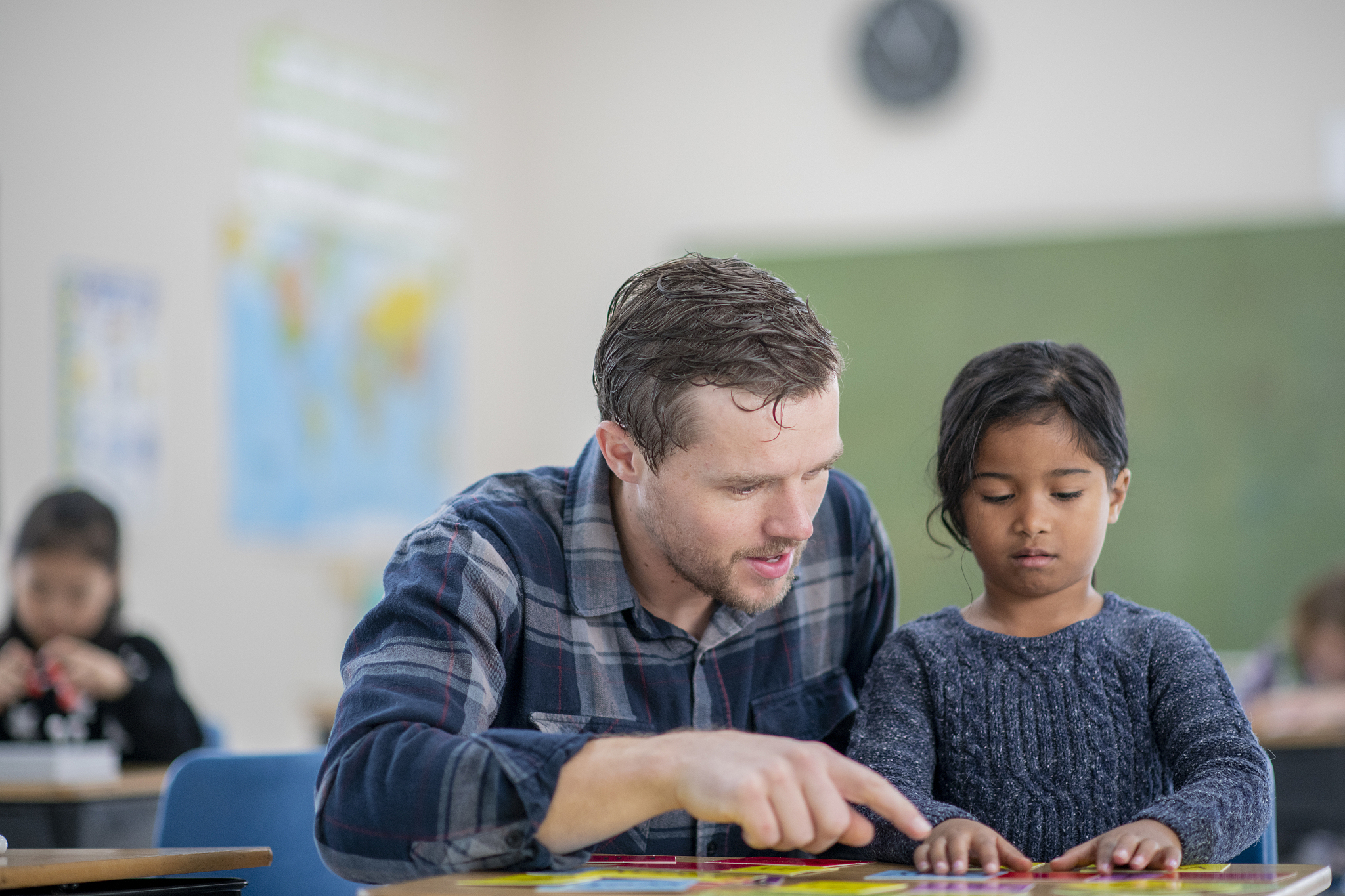 教师组织了实验探究引导学生进行自我评价和小组间相互评价。接着教师根据学生在实验探究过程中的表现和小组编写的实验探究报告对每个学生和小组进行评价。将上文进行同义重写
