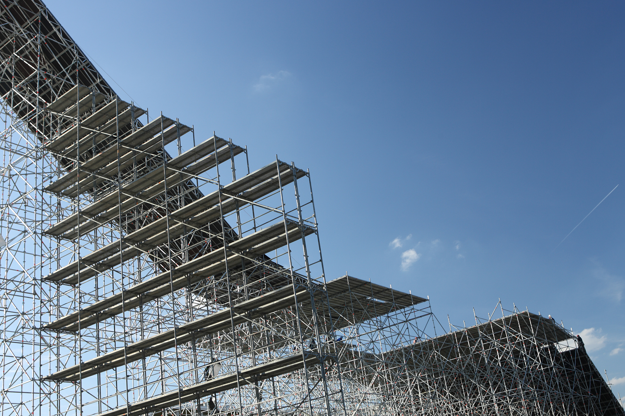 防护工程建筑结构的发展历程已经关键技术革新并给我介绍现在其学术发展前沿防护工程建筑结构的发展历程可以追溯到二战期间当时人们开始关注如何设计安全的军事设施。随着时间的推移防护工程建筑结构逐渐被应用于民用建筑领域例如地下室、矿山、核电站、地铁等场所的建设。在关键技术方面防护工程建筑结构需要考虑的问题包括：结构设计、耐爆性能、防护材料、通风系统、水、电、气等基础设施的规划和保障等。其中防护材料是一个关键