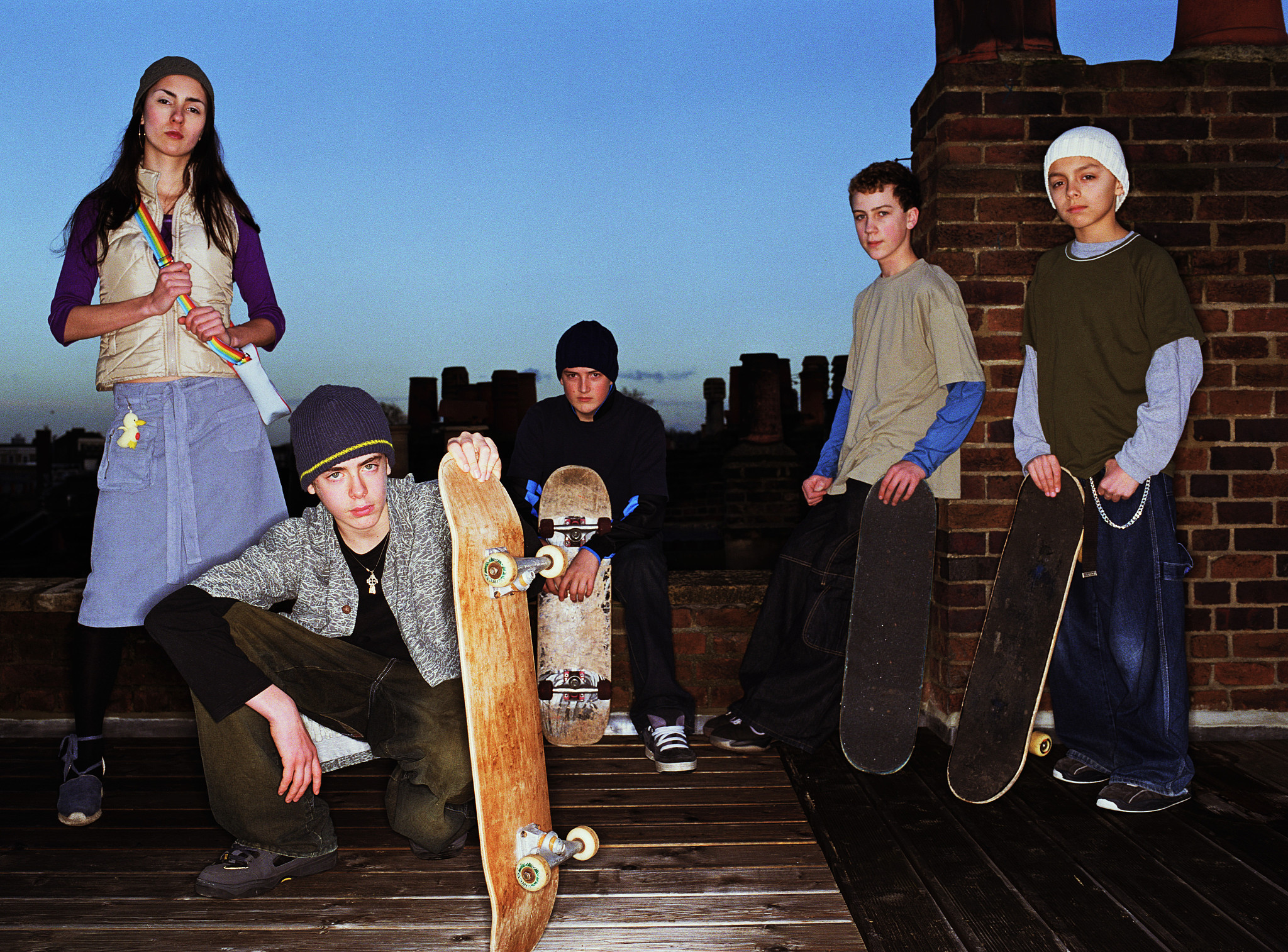 翻译Felt was also made into small idols which were given food and drink in return for protecting the familyand their herds a ractice which has been recorded by travellers from aslong ago asthe Tang Dyna