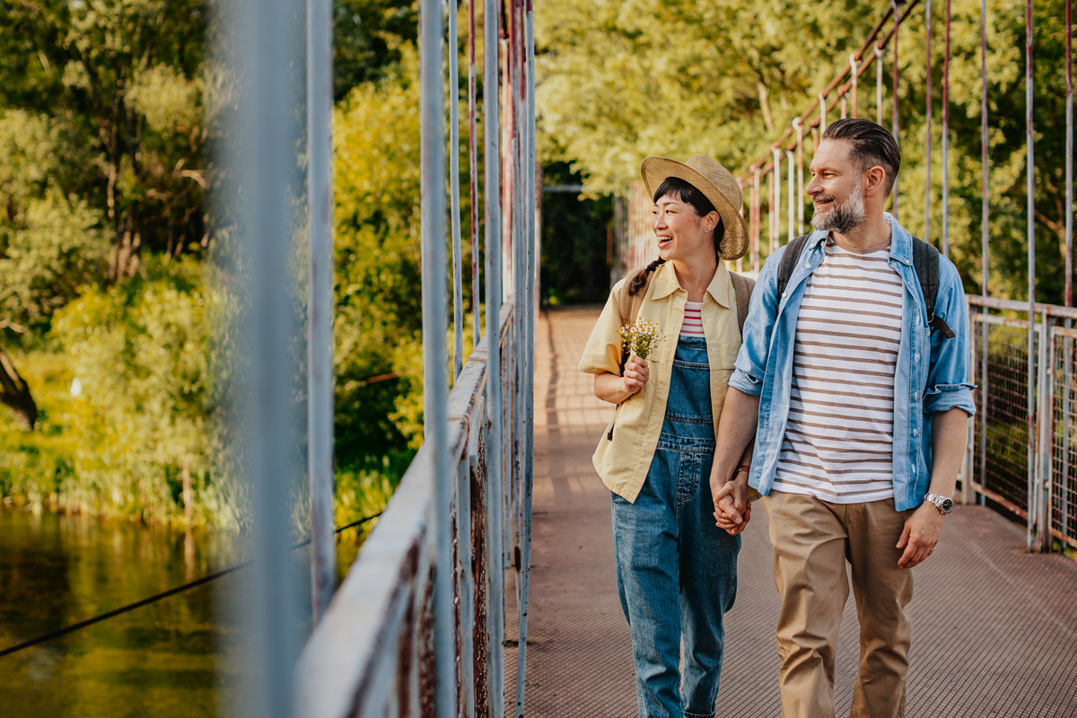 请从散步人的角度再写一下为什么是笑而不语