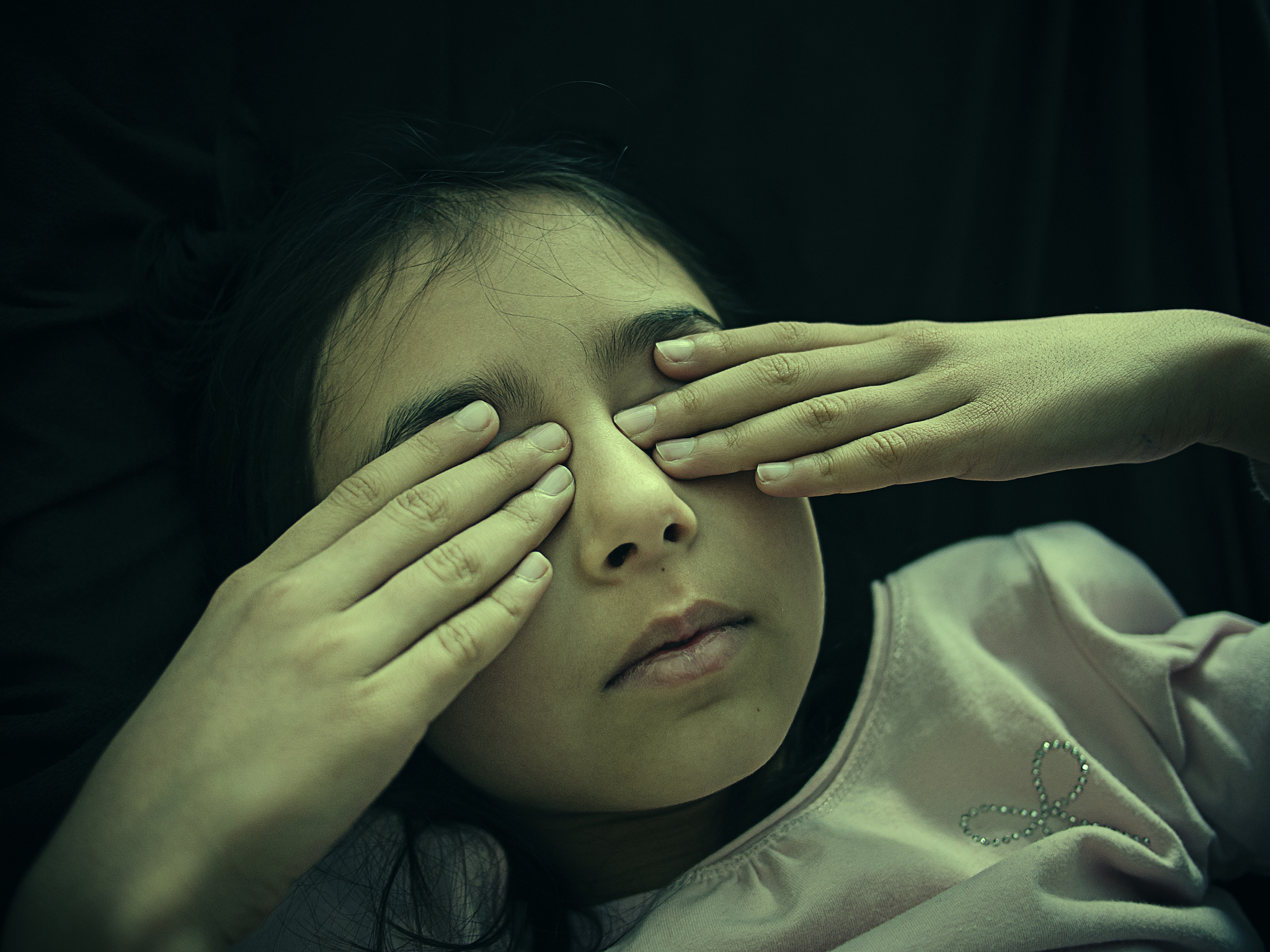 如何以「你失明了突然有一天你恢复了视力脑海里却有一个声音说『别告诉他们你看得见』」为开头写文章？