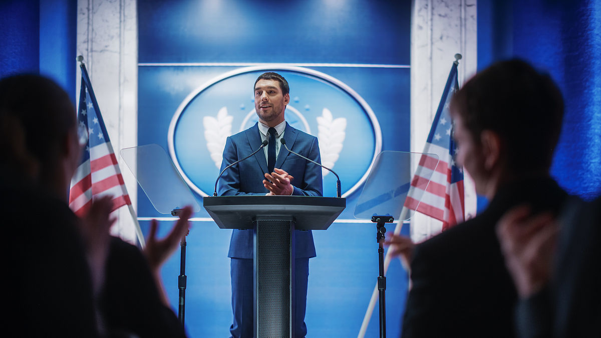 政府采购讲课大纲一、政府采购概述1 政府采购的定义和意义2 政府采购的法律法规和政策3 政府采购的分类和范围二、政府采购流程1 采购需求的确定2 采购方案的制定3 招标公告的发布4 投标文件的准备和提交5 评标和中标结果的公示6 合同的签订和履行三、政府采购的标准和要求1 采购文件的编制和公示2 投标人资格要求和评标标准3 中标人履约能力和质量保证要求4 采购过程中的监督和管理四、政府采购的风险和