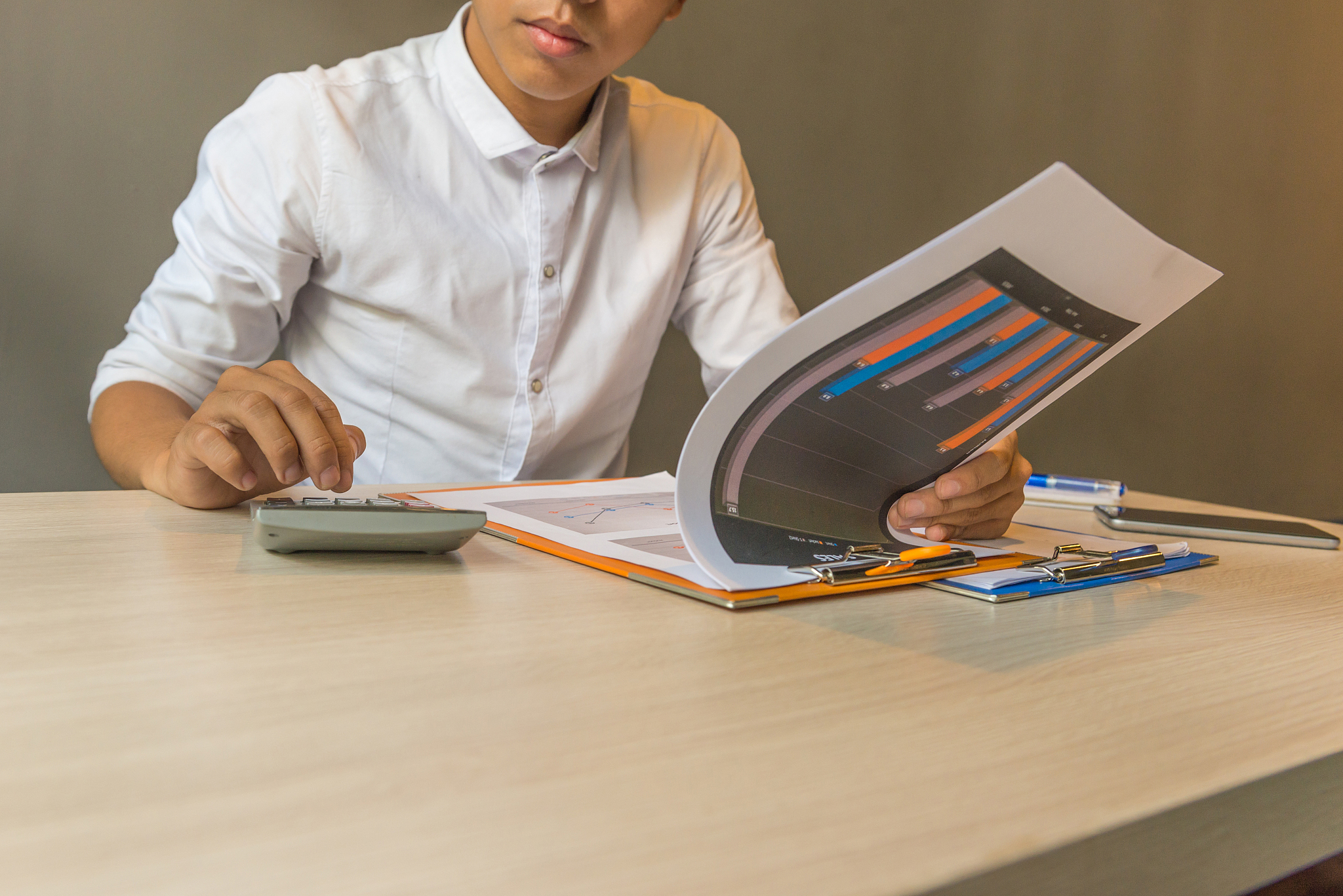 我是会计专业的学生在一家公司实习岗位是会计助理。请500字的实习经过