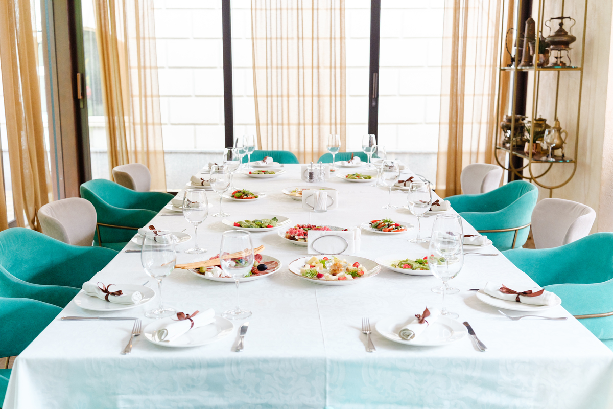 以博主口吻书写1000字你家的餐桌长度是多少？餐桌长3个人坐是不是太宽了如果你家一家人不多就可以适当放宽一些1、餐桌的尺寸2、餐桌尺寸3、餐桌的挑选4、餐桌尺寸5、餐桌尺寸家里的餐桌如何选择？餐桌尺寸有什么需要注意？餐桌是用来就餐的所以家里的餐桌是不太可能按照户型的需要进行任何改变。毕竟餐桌有自己独有的定义不能一成不变。不同的餐厅空间可以找到不同的适用餐桌设计具体如何选择则要看业主的需求是什么了。