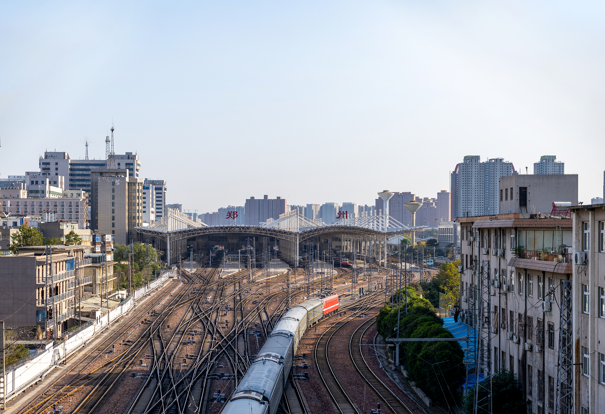 中国河南郑州火车站进站铁道