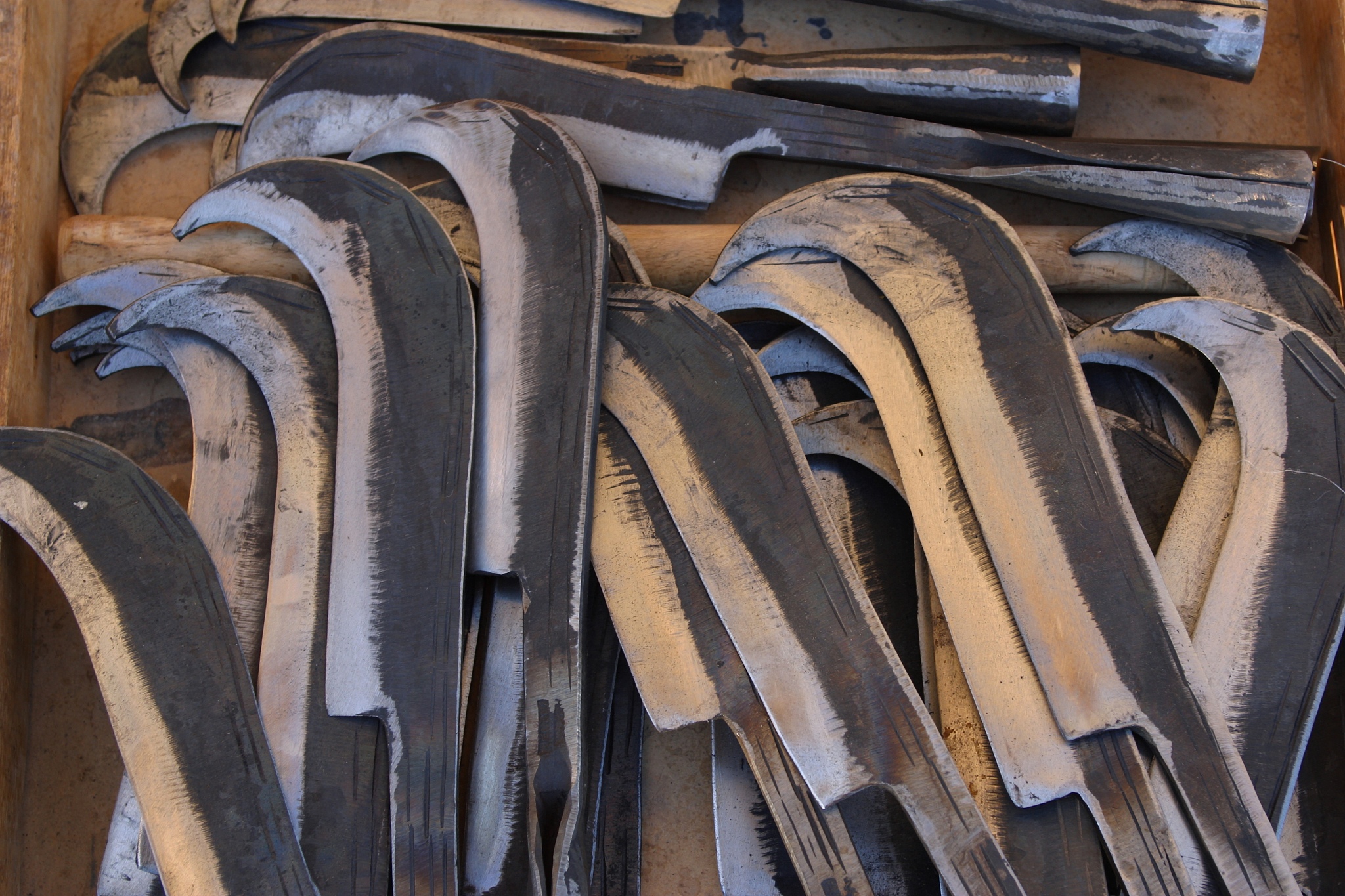 铲车铲刃材质回答加拓展。