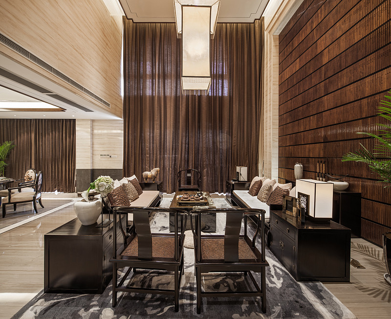 給我一個酒店的設計文案該設計風格是現代簡約、中式典雅該區域功能包含套房、餐廳、休閒娛樂區