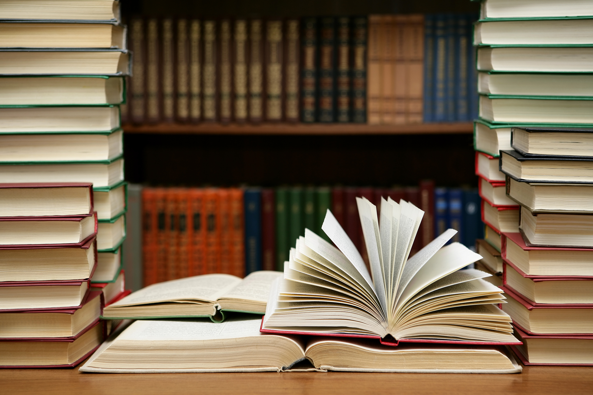 你好您好！有什么可以帮到您呢？写一篇励志文章 主题 读书才是普通人最容易走的路